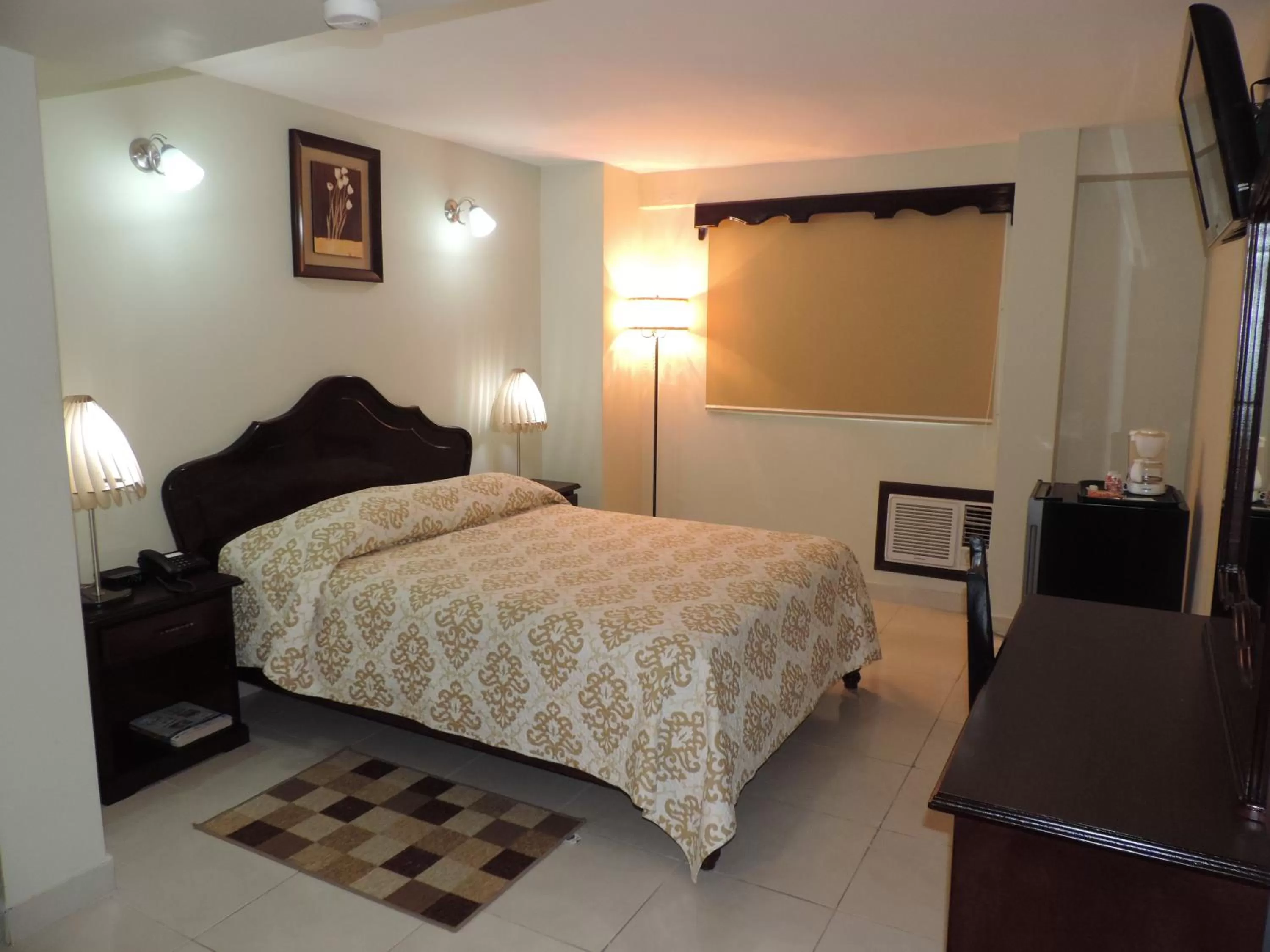 Queen Room in Hotel Iberia