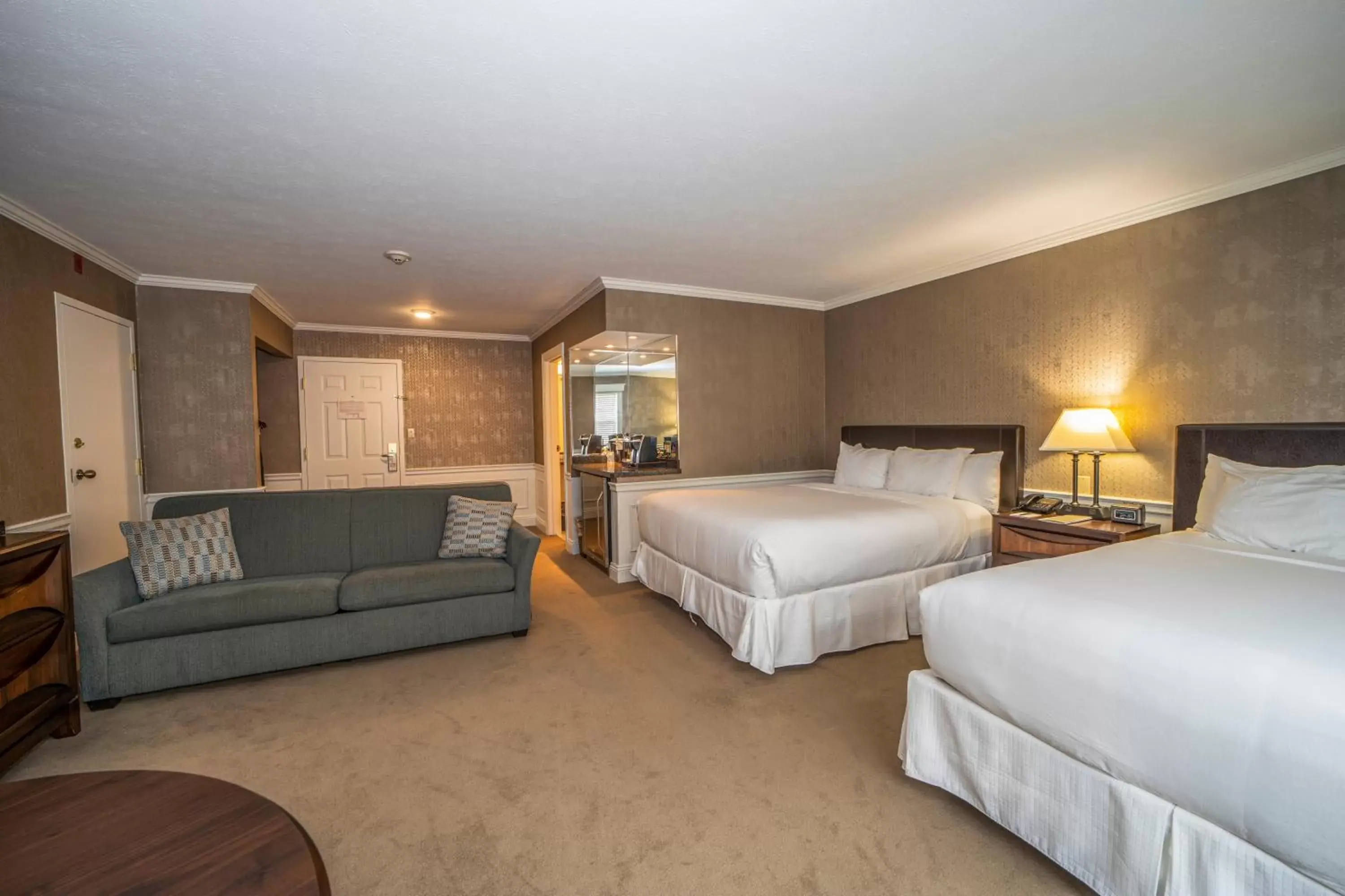 Junior Queen Suite in The Grand Resort Junior Queen Suite in The Grand Resort