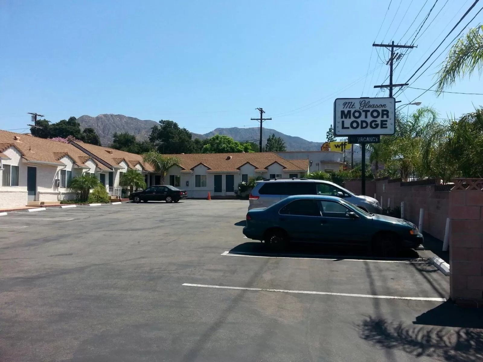 Facade/entrance in Mt. Gleason Motorlodge