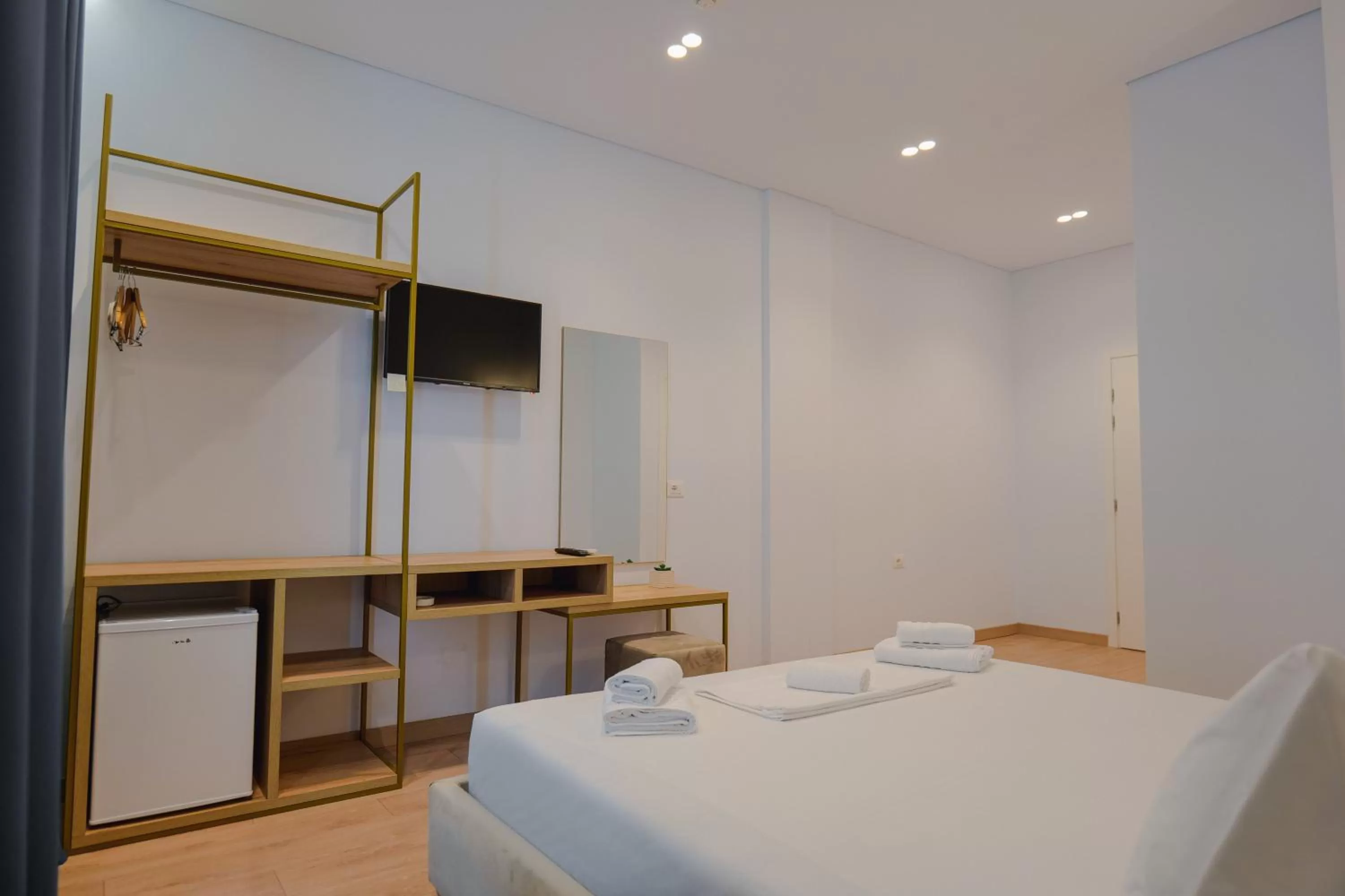 Bed, TV/Entertainment Center in Otto Hotel