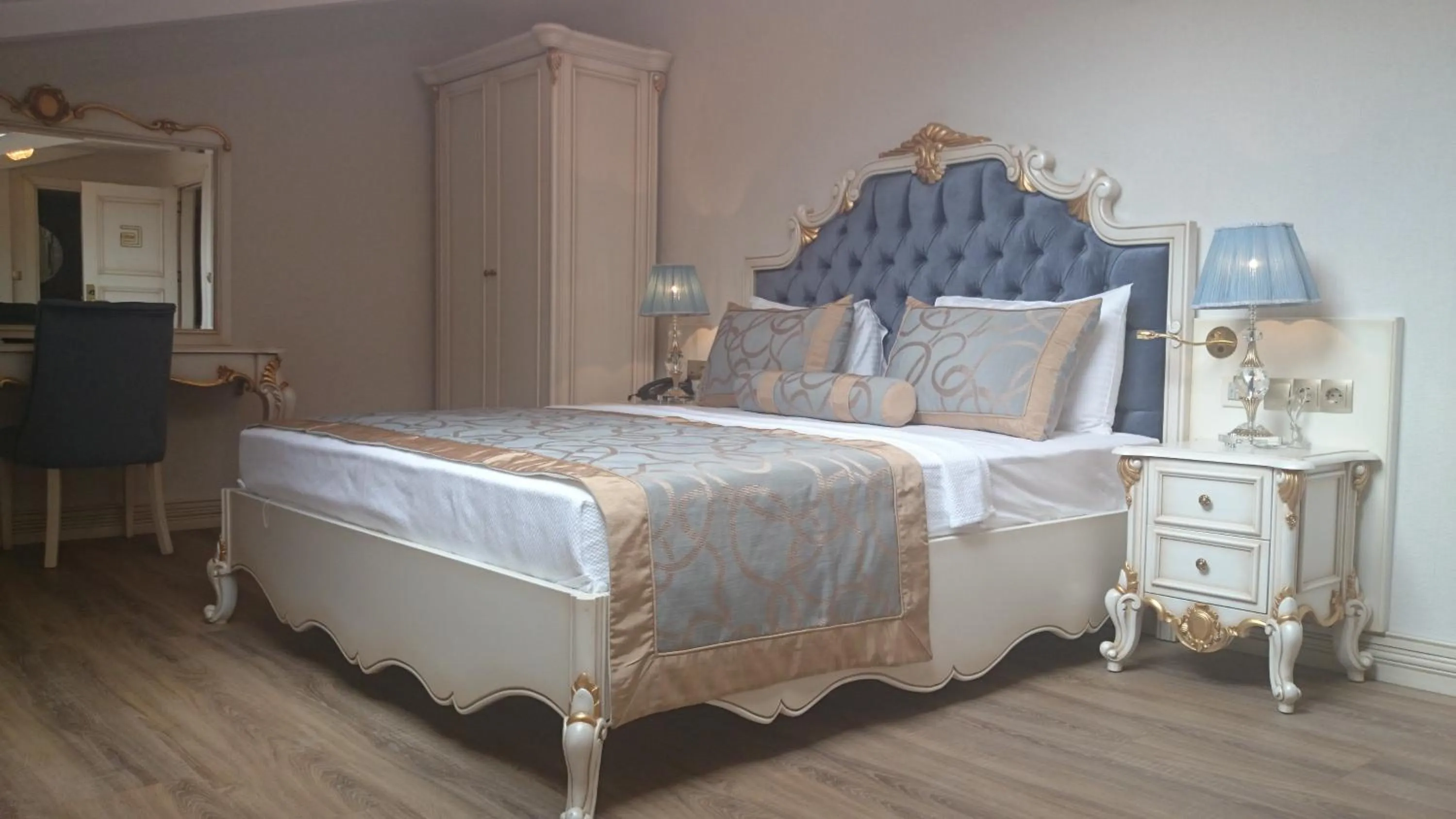 Bedroom, Bed in Glorious Hotel