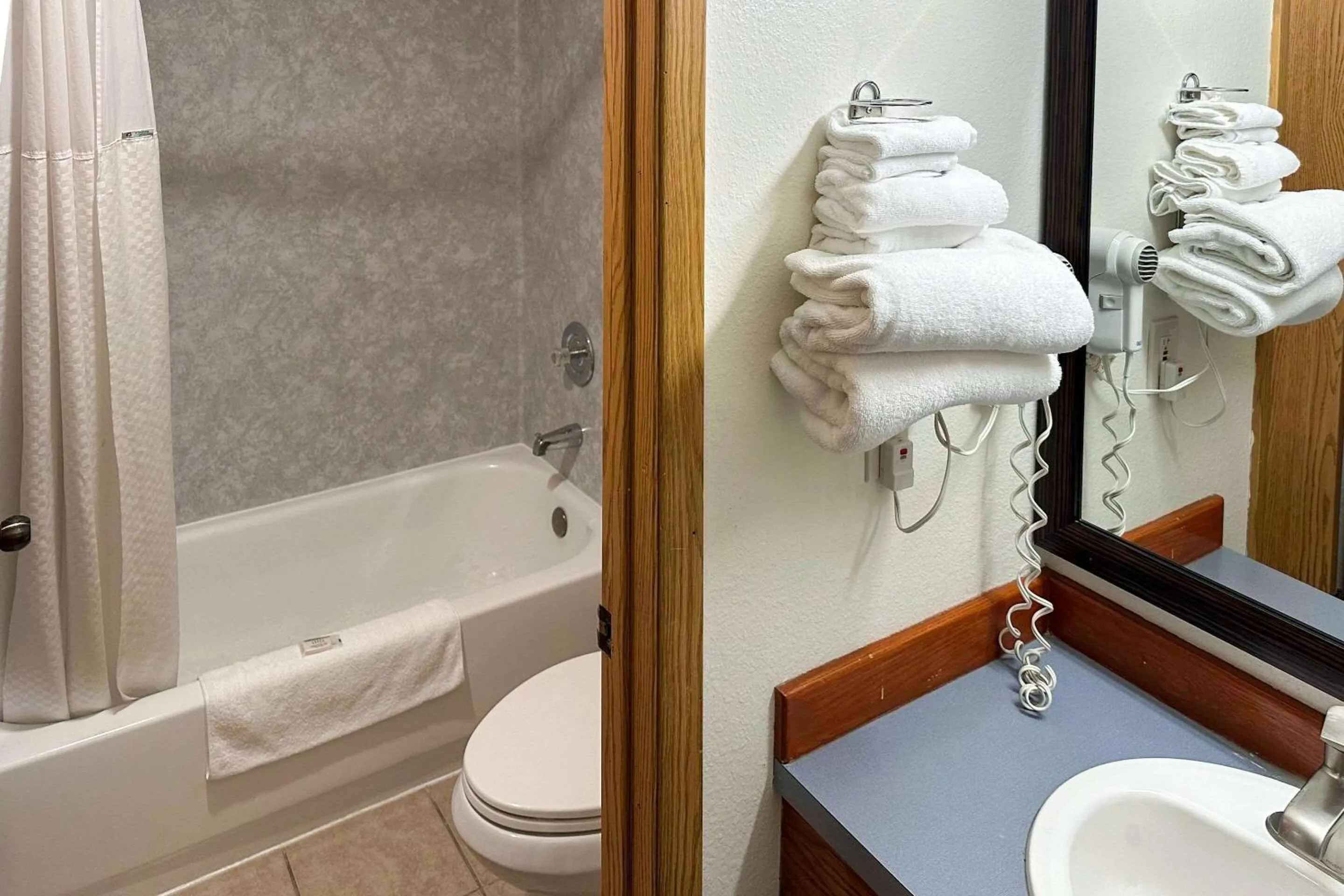 Bedroom in Econo Lodge Edmonds North Seattle