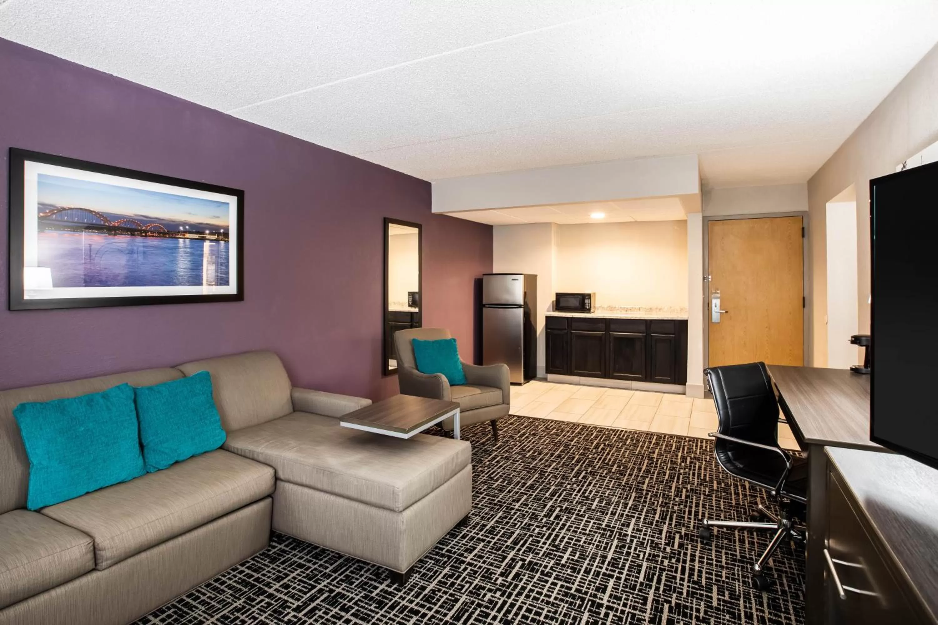 Seating area in La Quinta Inn by Wyndham Davenport & Conference Center