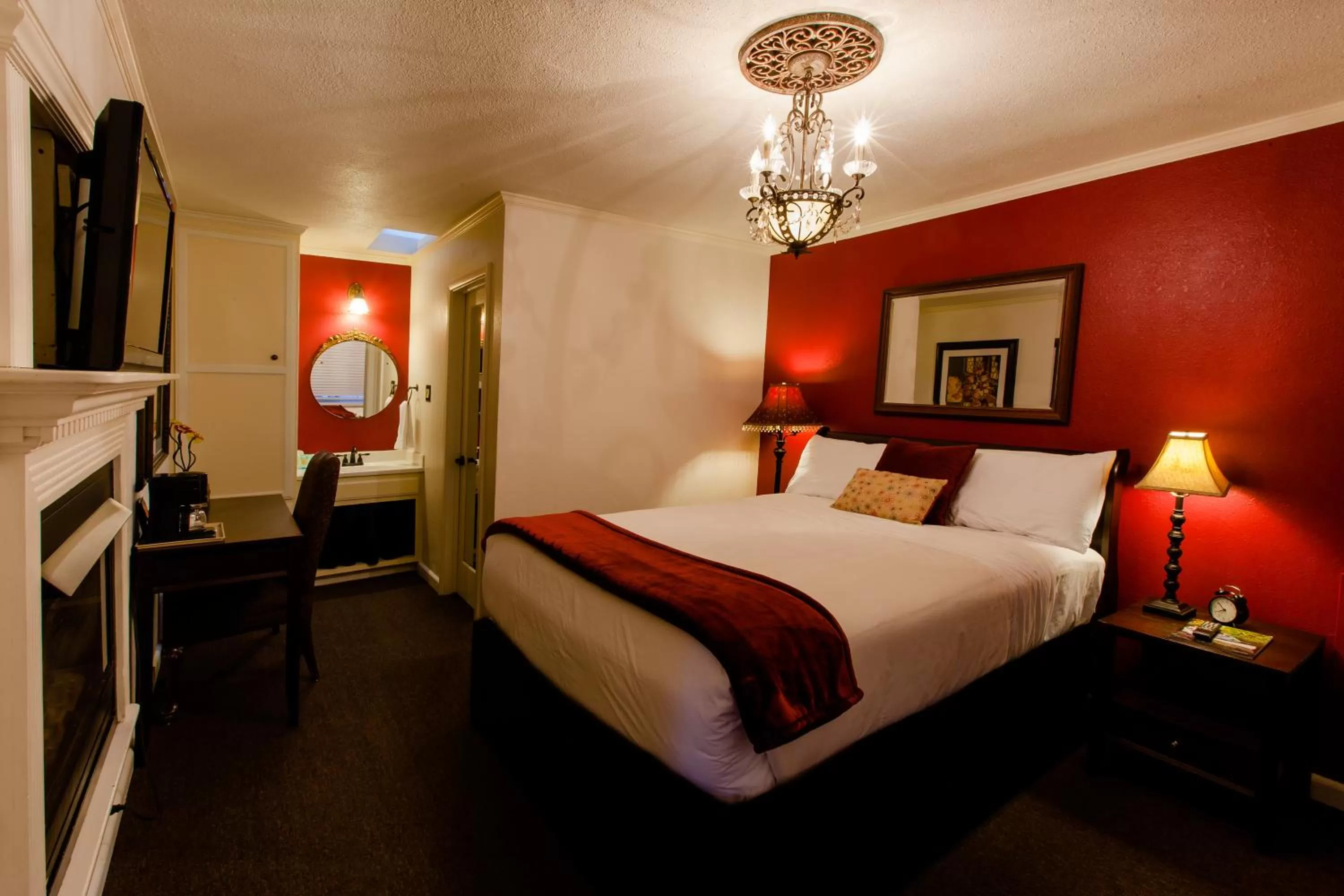 Photo of the whole room, Bed in Strawberry Valley Inn