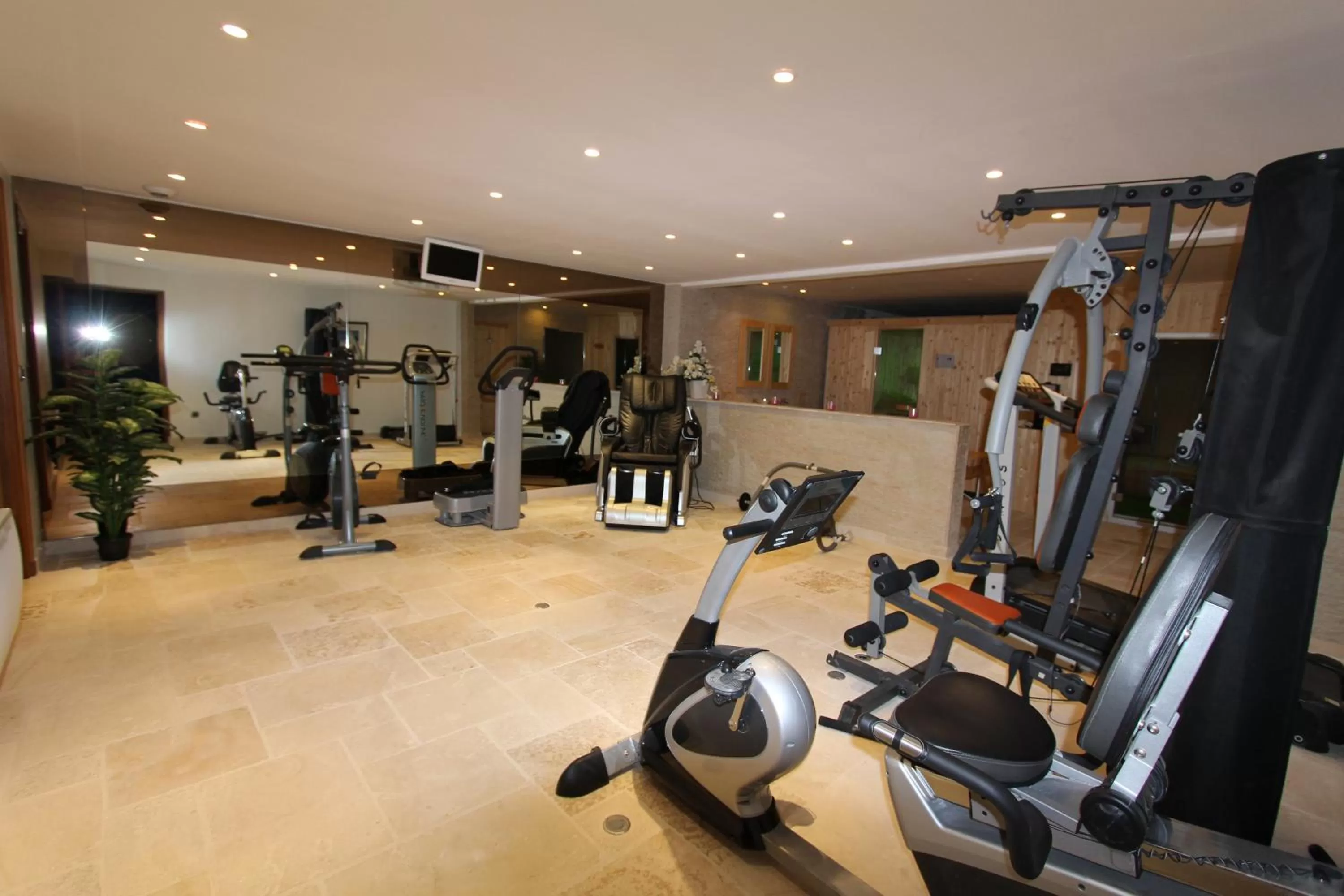 Fitness centre/facilities in "AU HAVRE DE PAIX" 5 étoiles Prestige jacuzzi, hammam, sauna, PISCINE chauffée Mougins Cannes Grasse