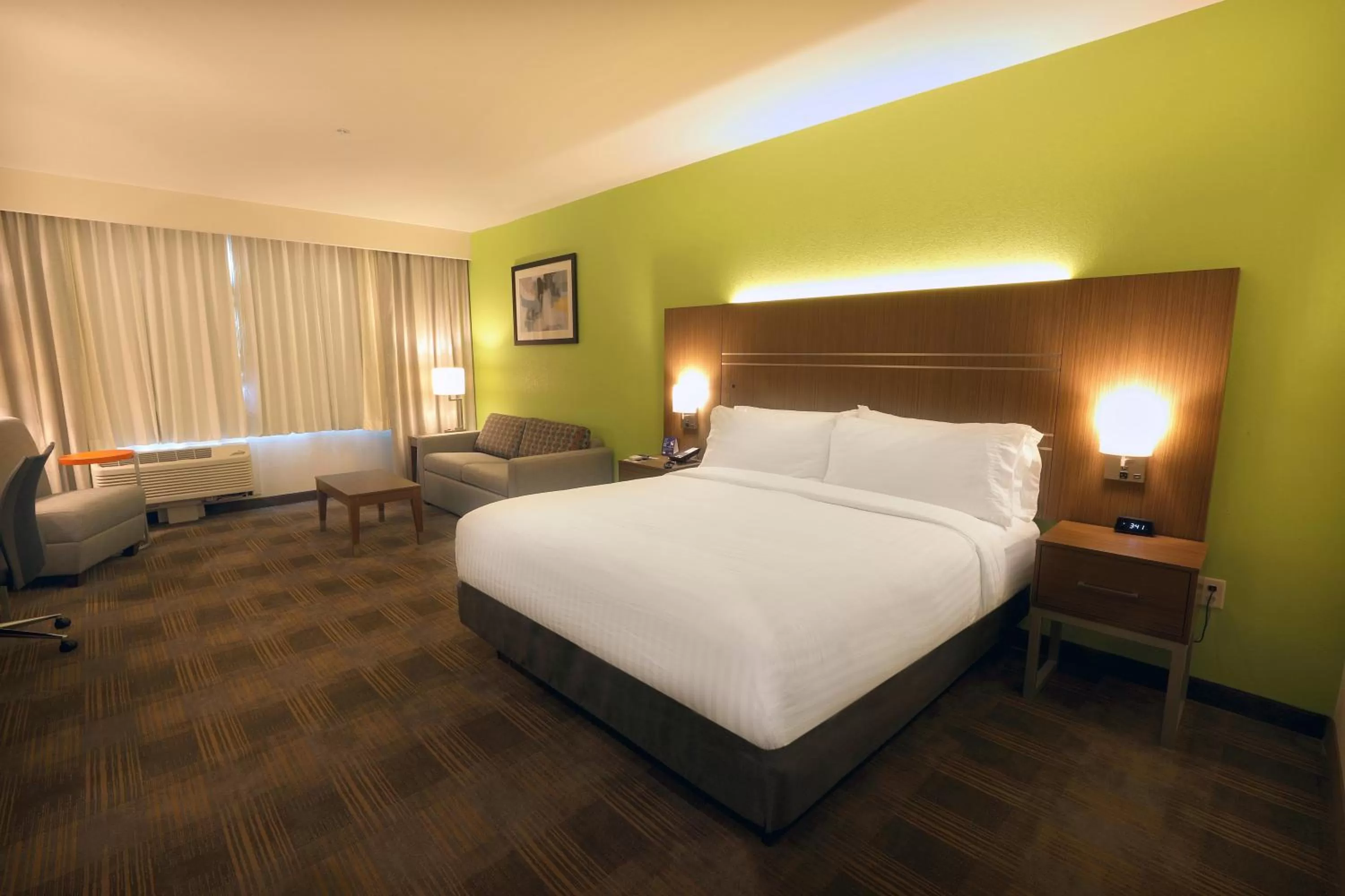 Bed in Holiday Inn Express & Suites - Dripping Springs - Austin Area by IHG
