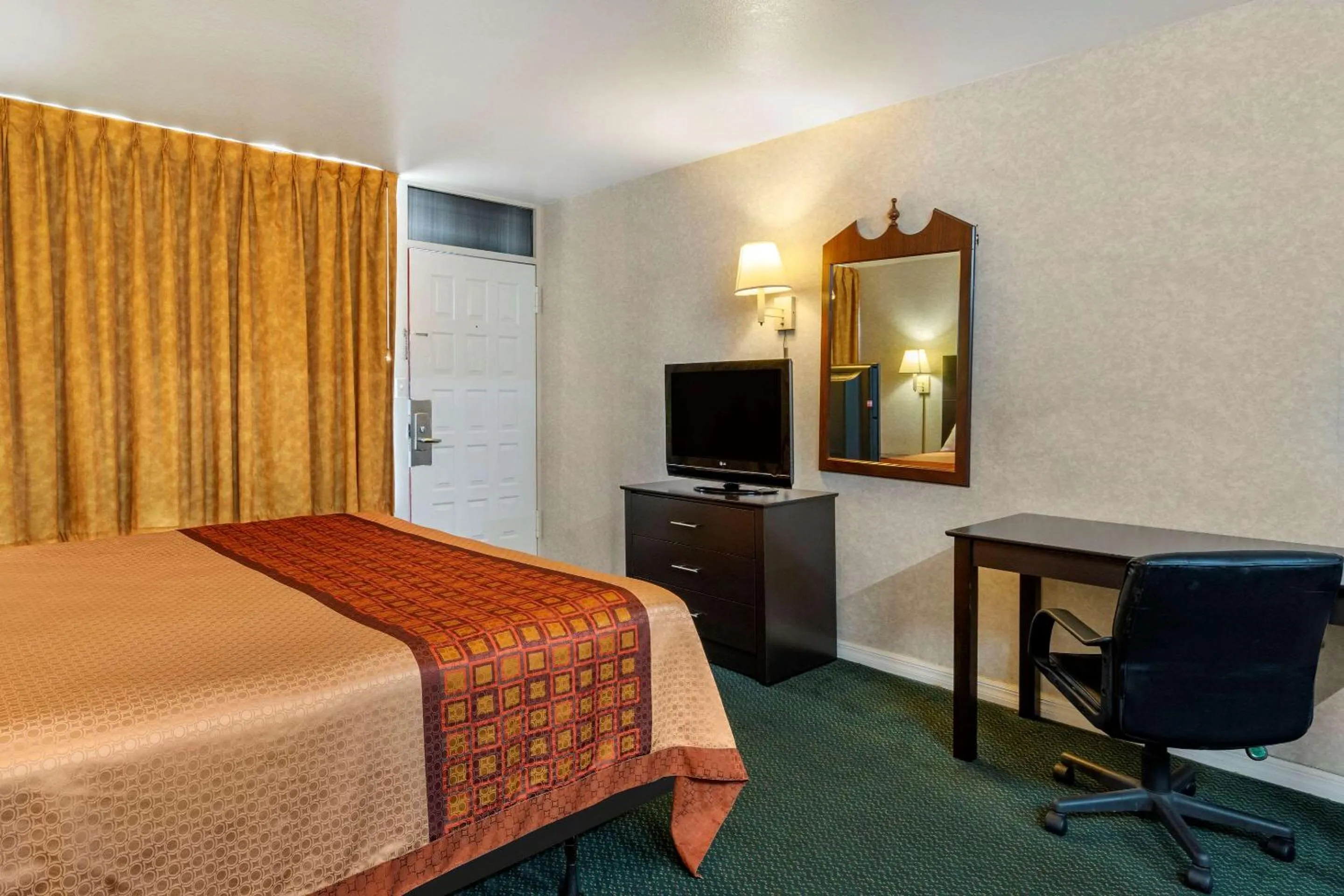 Photo of the whole room, Bed in Rodeway Inn Clearwater-Largo