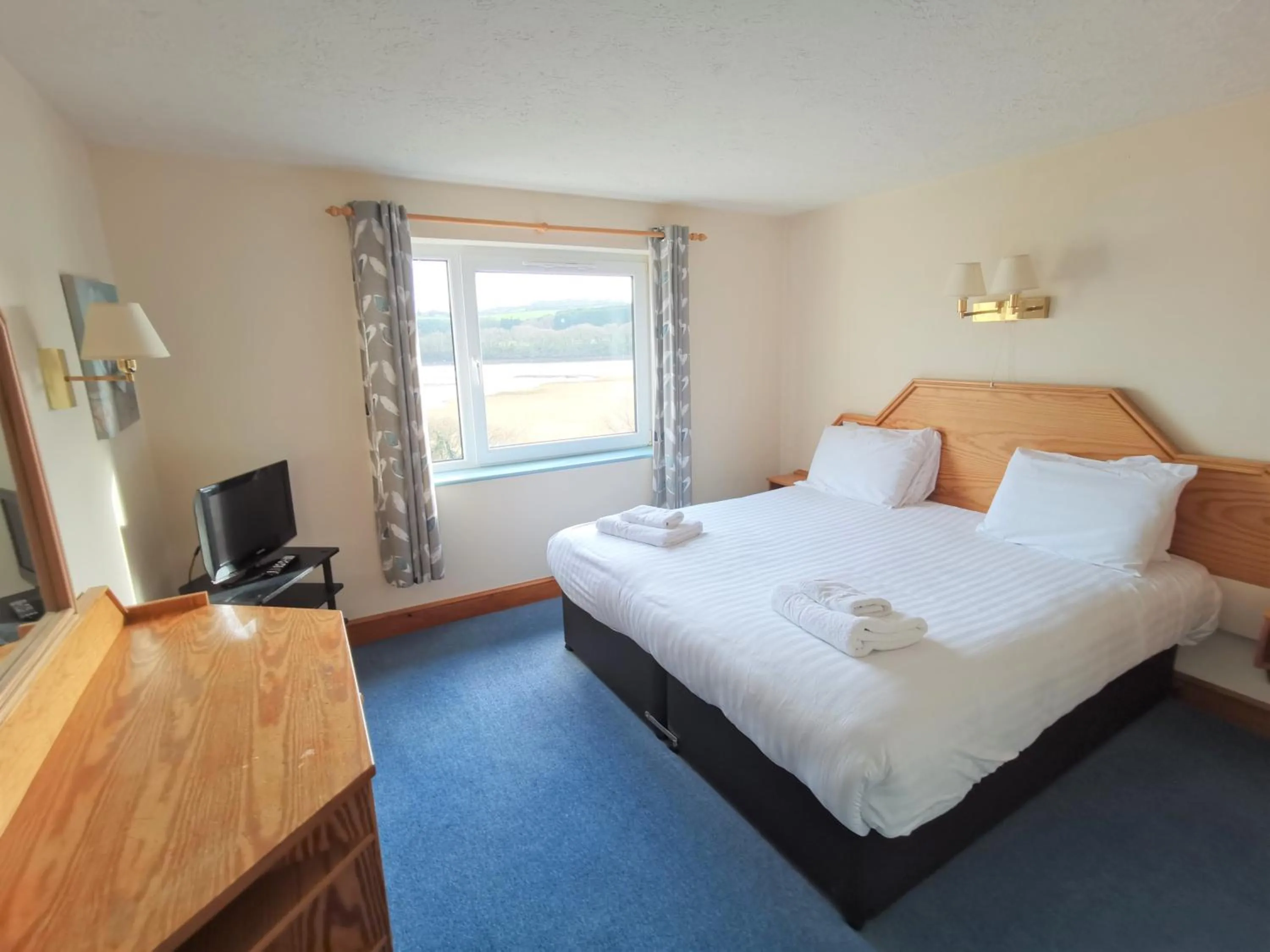 Self-Catering Two Bedroom Estuary View Duplex Apartment in Passage House Hotel