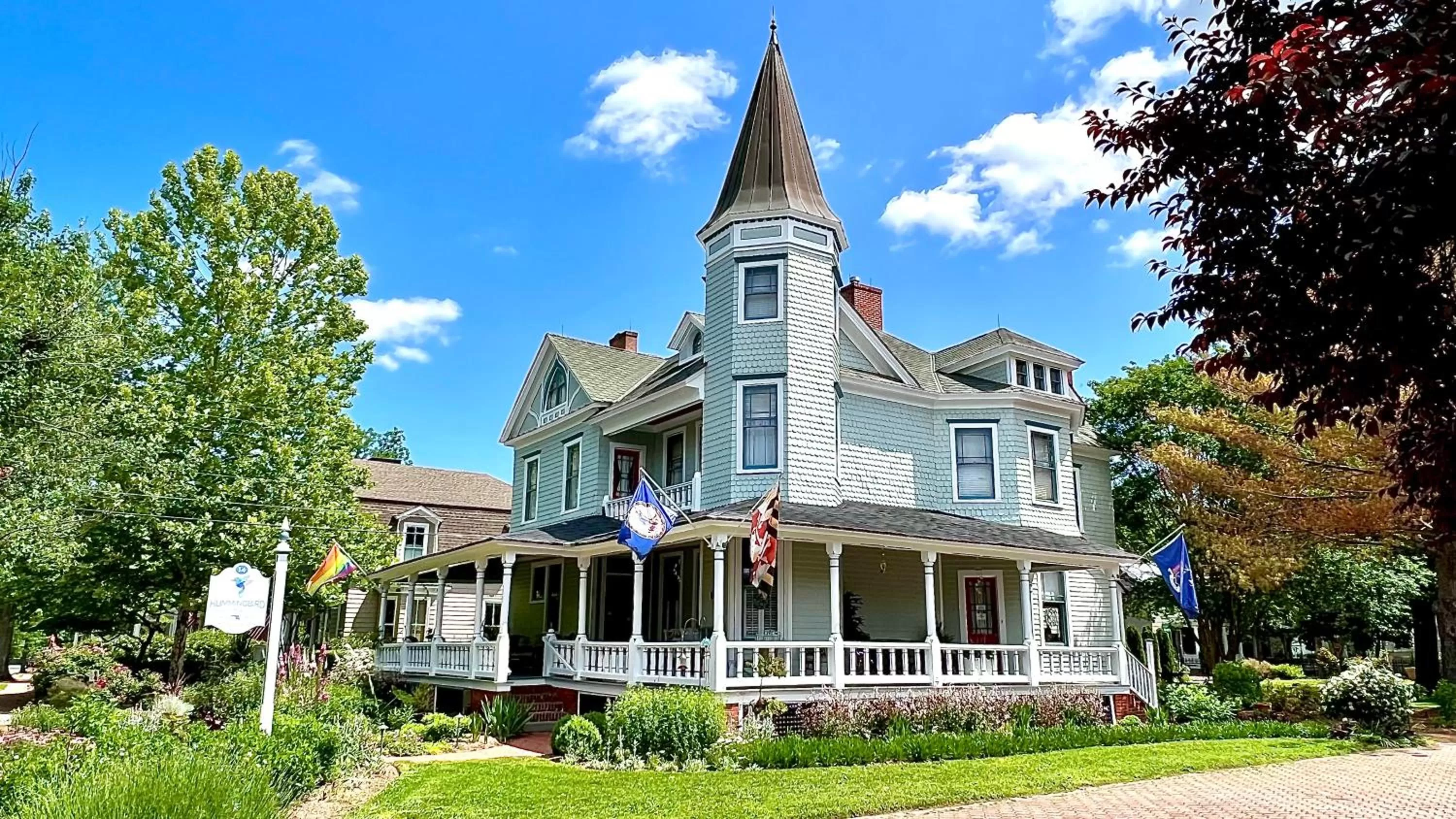 Property Building in Hummingbird Inn