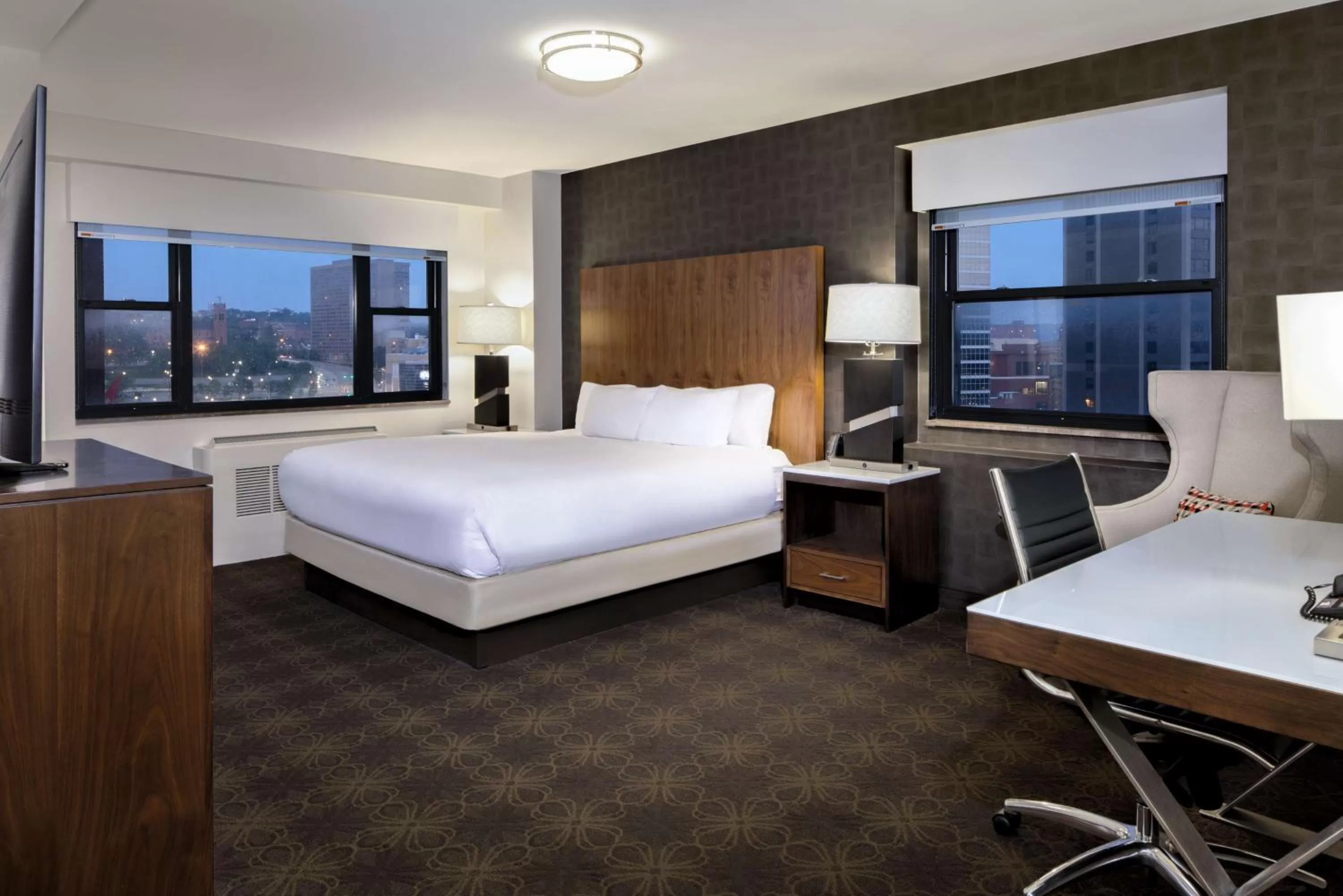 Bedroom, Bed in DoubleTree by Hilton Hotel & Suites Pittsburgh Downtown