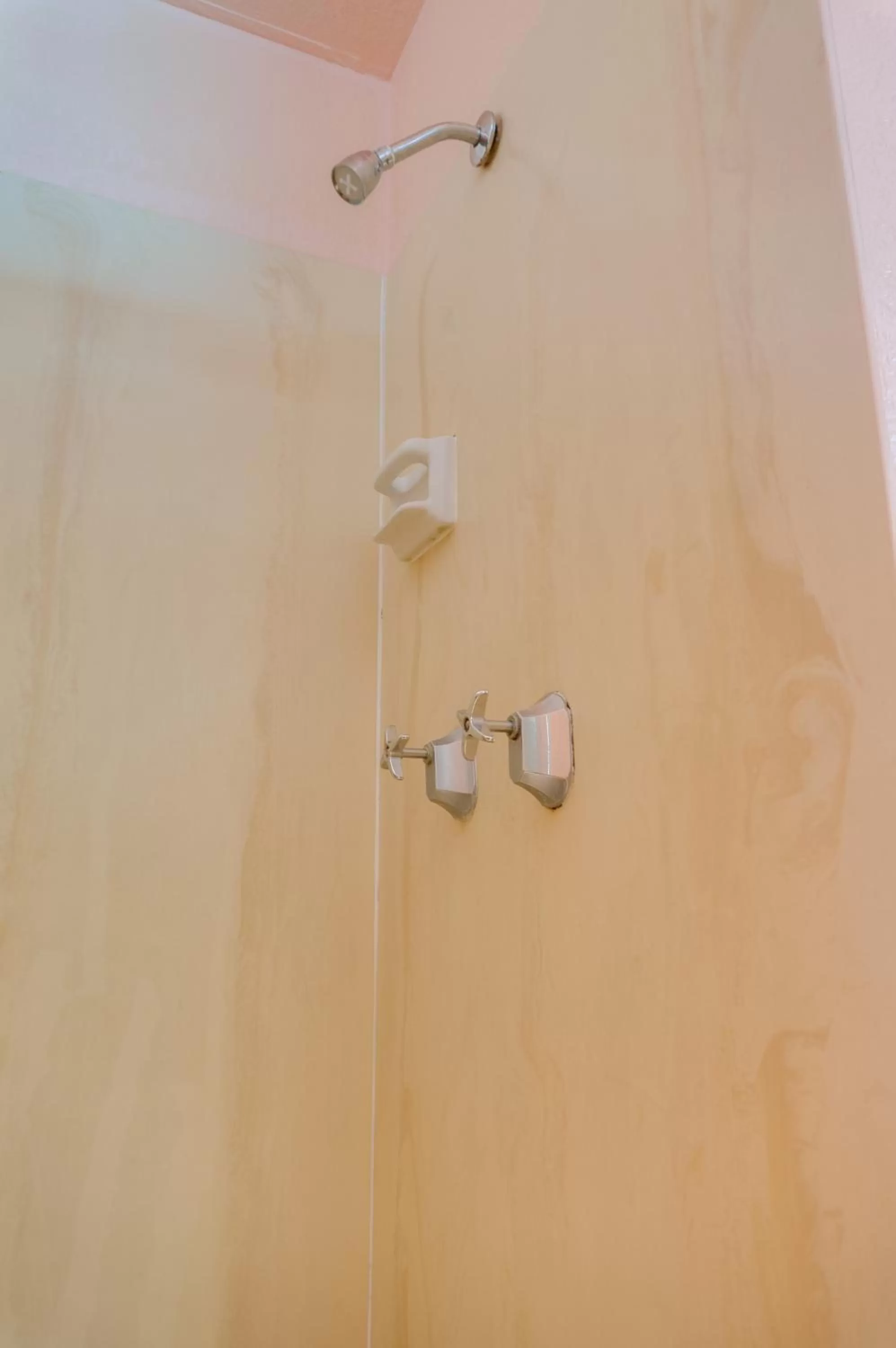 Shower in Kuhio Banyan Hotel (with Kitchenettes)