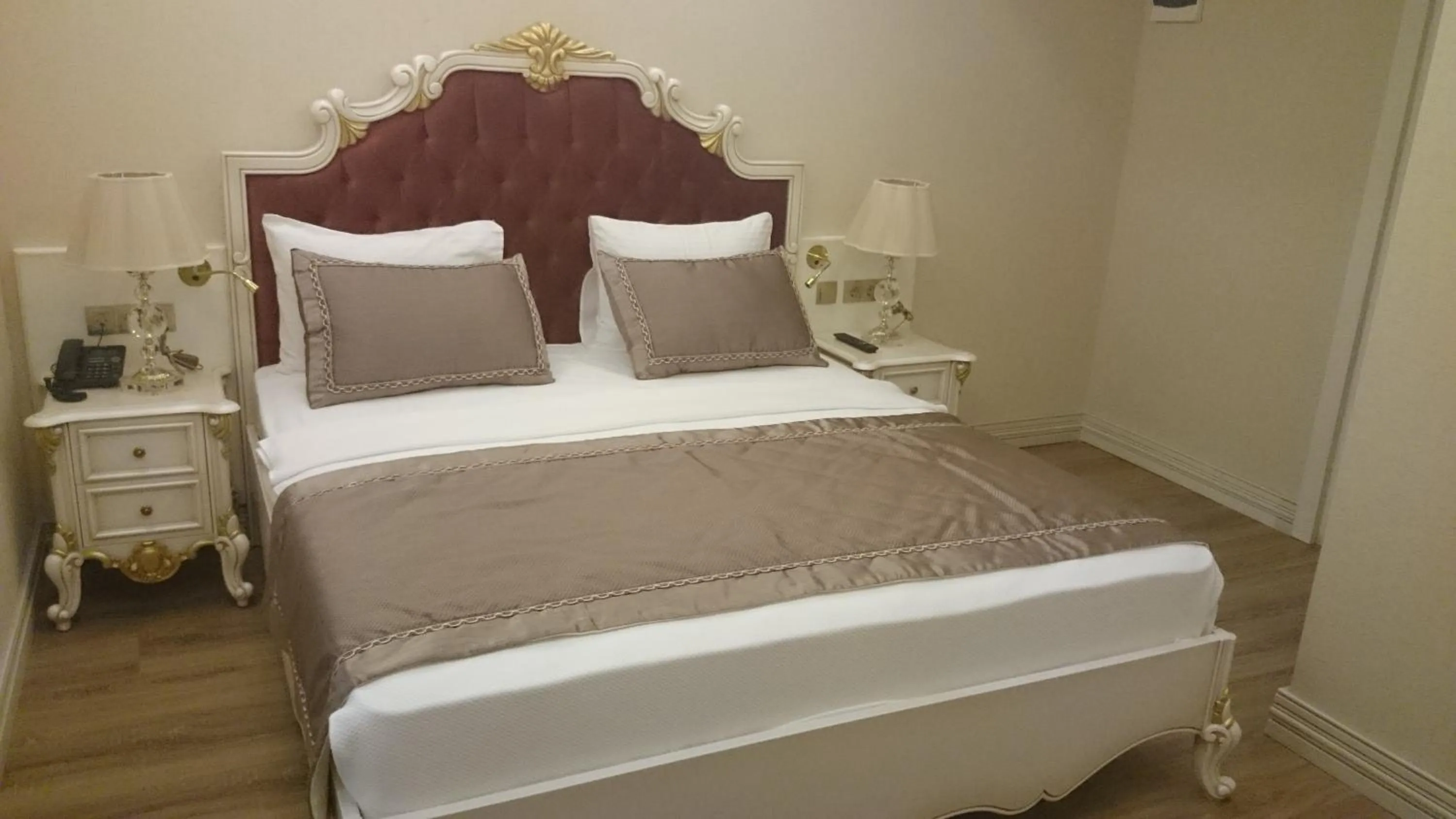 Bedroom, Bed in Glorious Hotel