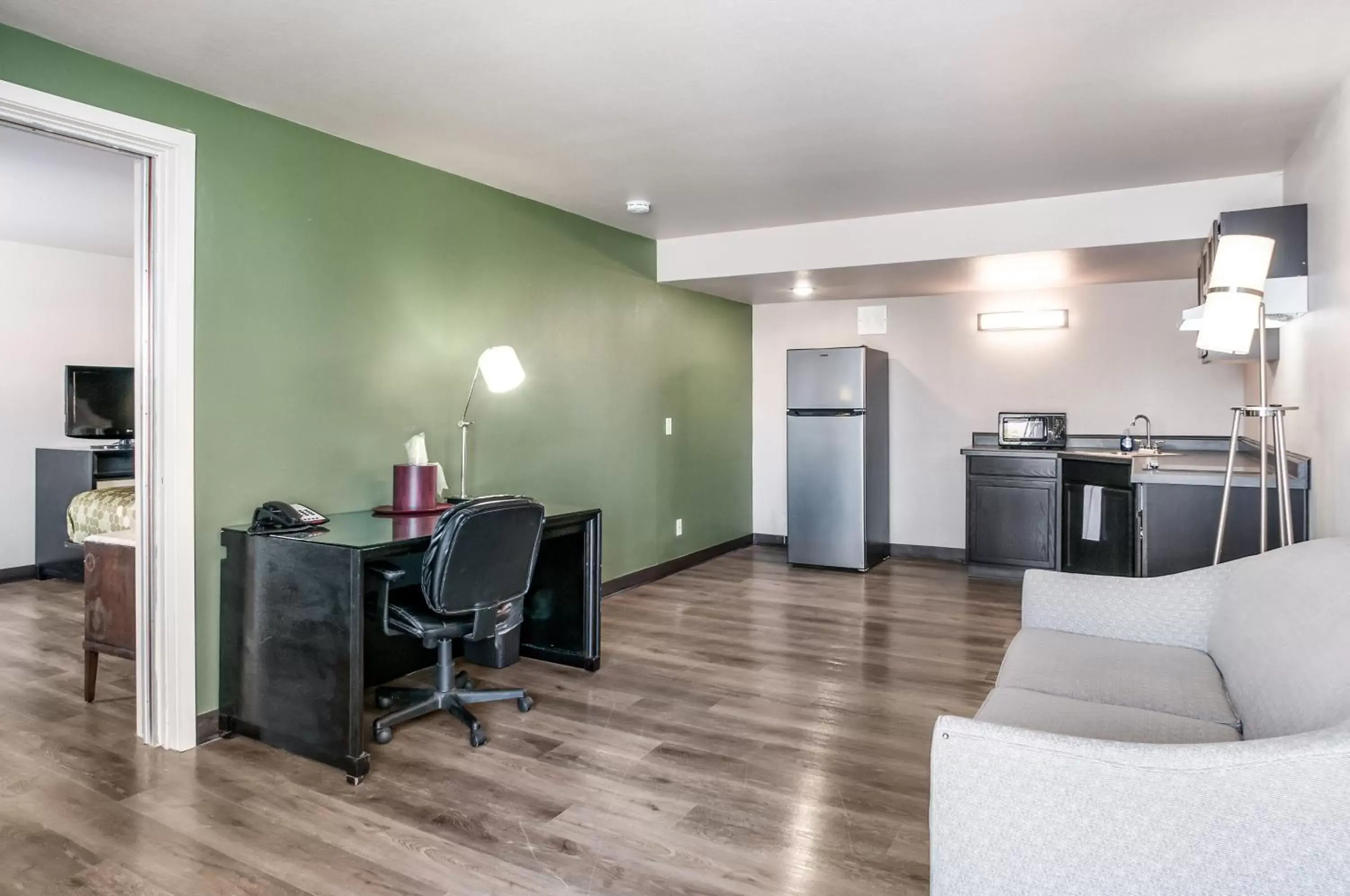 Queen Suite with Sofa Bed - Non Smoking in Suburban Studios Neenah-Appleton Queen Suite with Sofa Bed - Non Smoking in Suburban Studios Neenah-Appleton