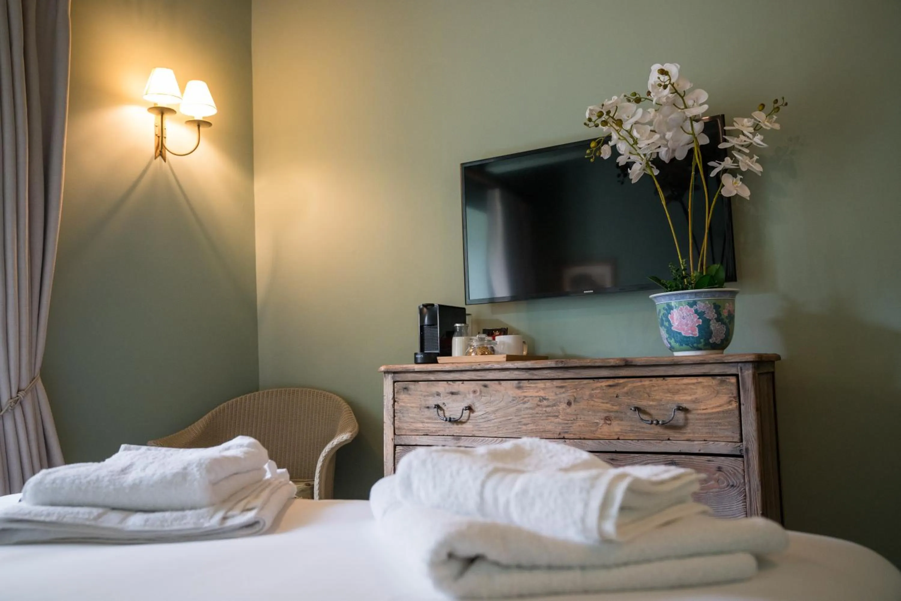 Communal lounge/ TV room, Bed in The Horse and Groom Inn