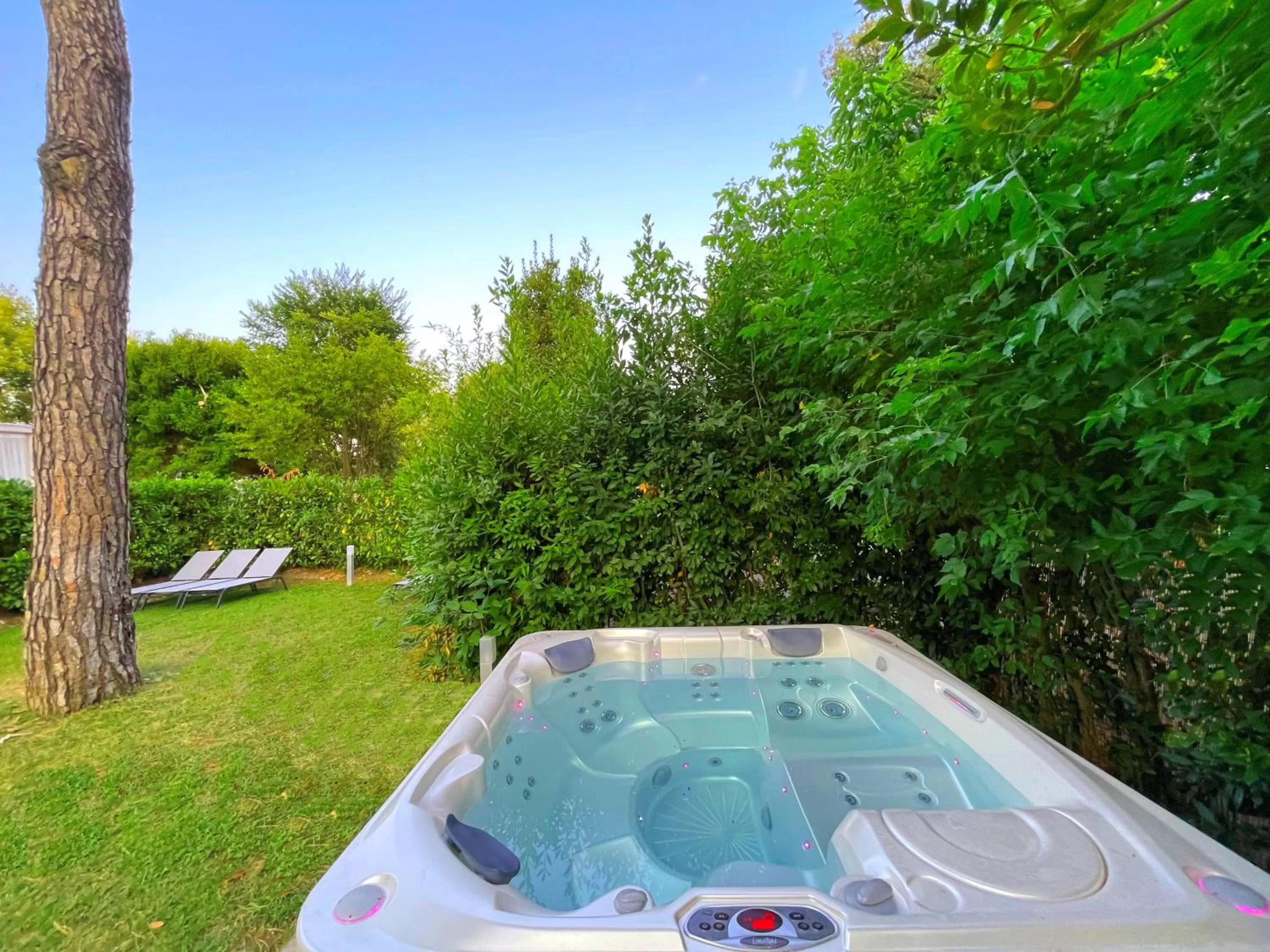 Swimming pool in Hotel Hambros - Il Parco in Villa Banchieri