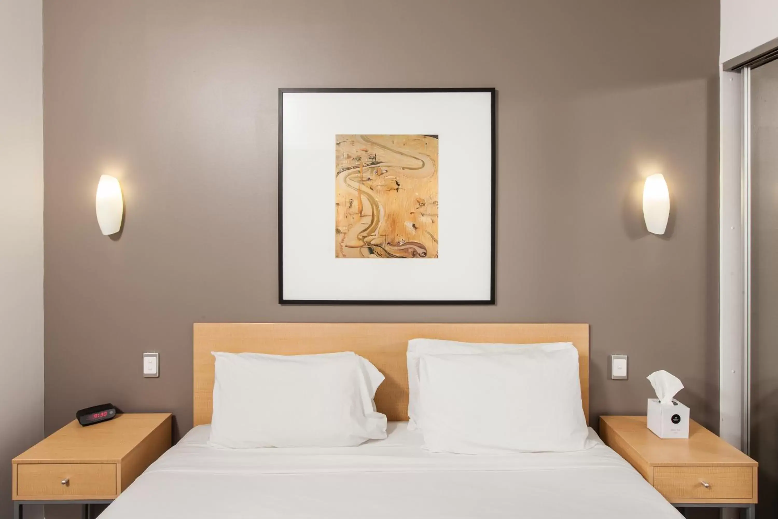 Waterfront Two Bedroom Apartment in Majestic Oasis Apartments Waterfront Two Bedroom Apartment in Majestic Oasis Apartments