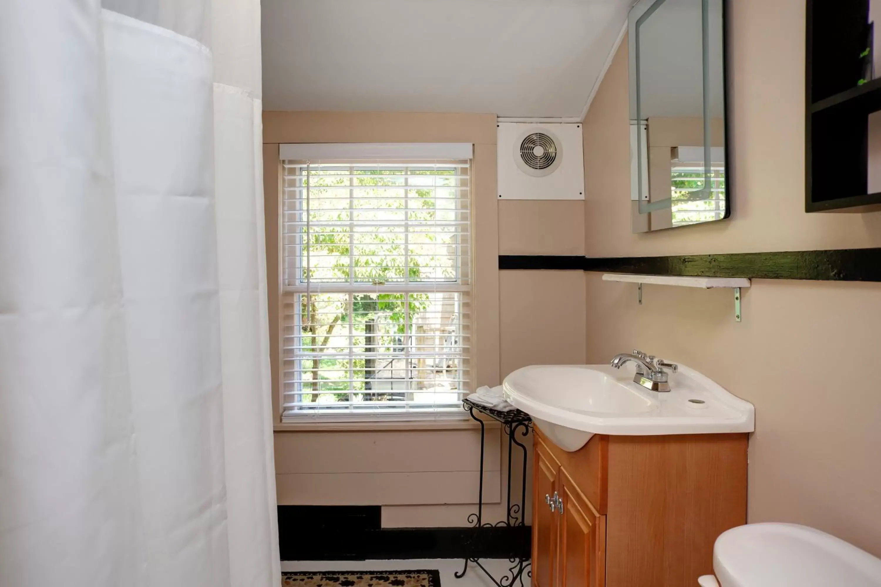 Deluxe Queen Room in Inn On Main Deluxe Queen Room in Inn On Main