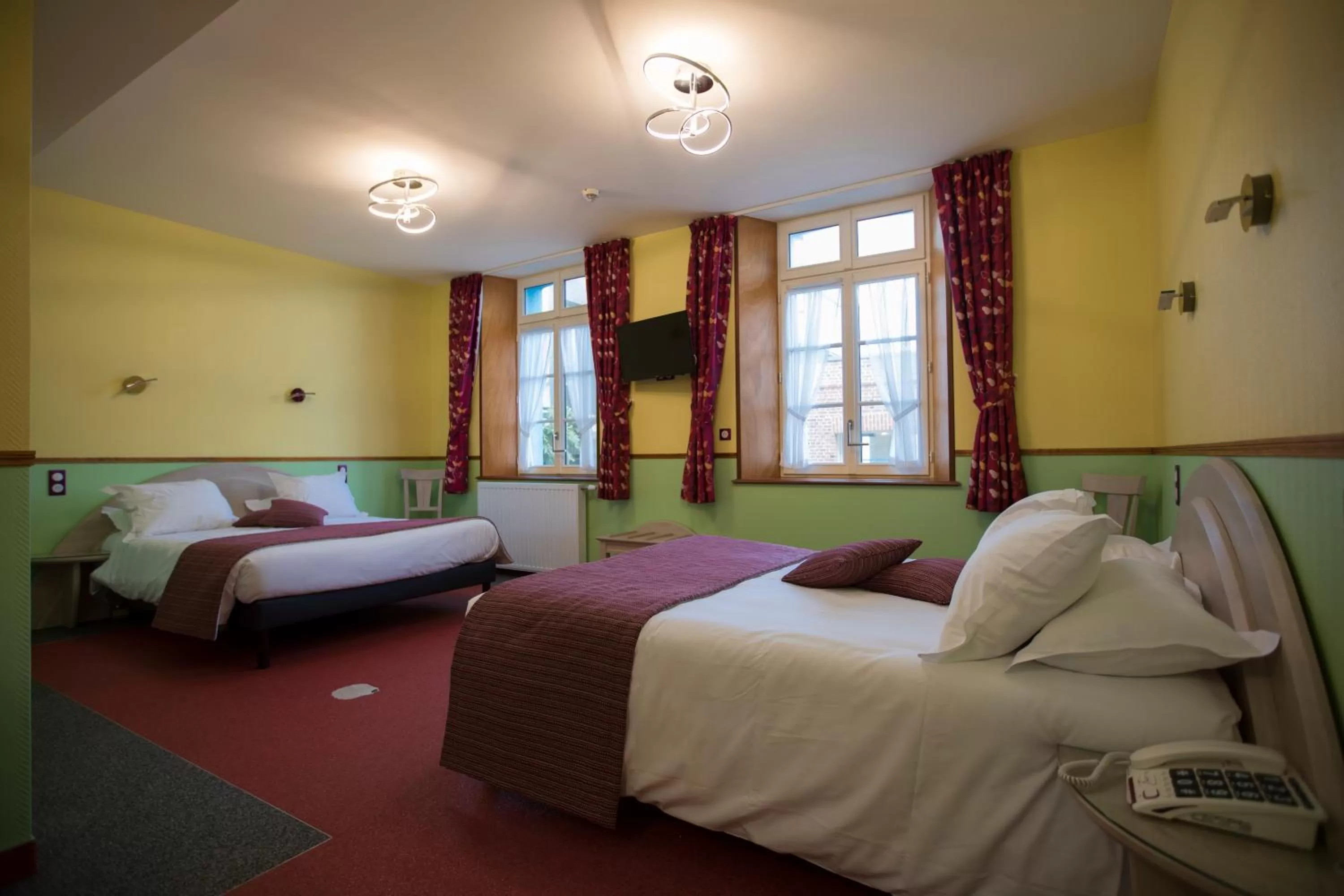 Bed in Hôtel De Calais