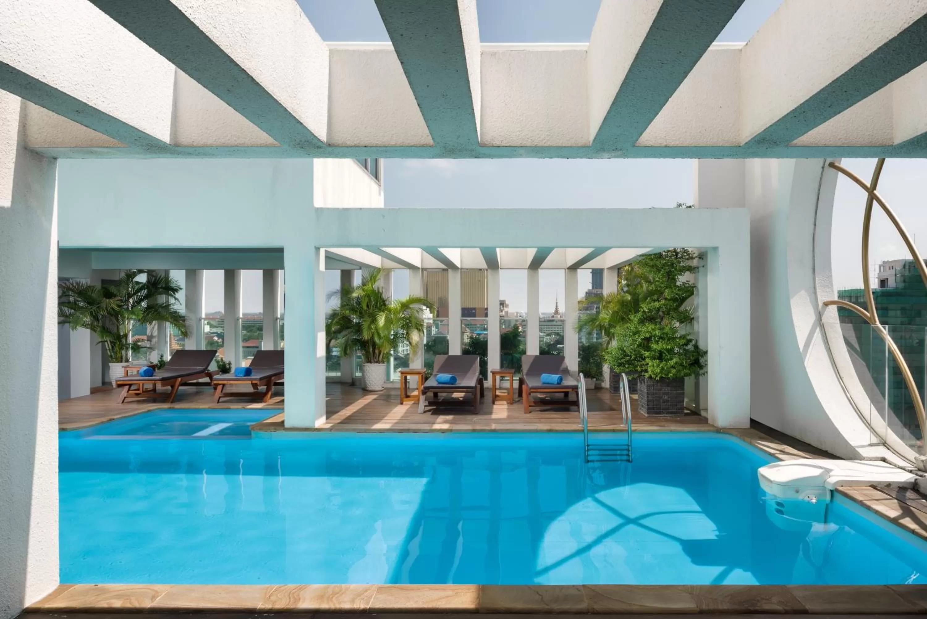 Swimming pool in Phnom Penh Katari Hotel