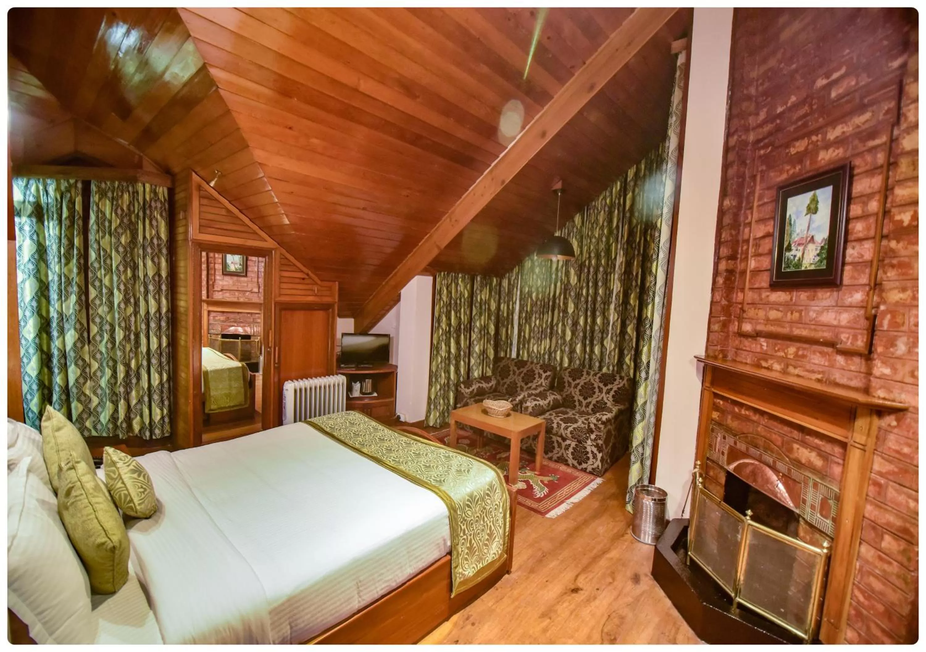 Bedroom, Bed in Cedar Inn