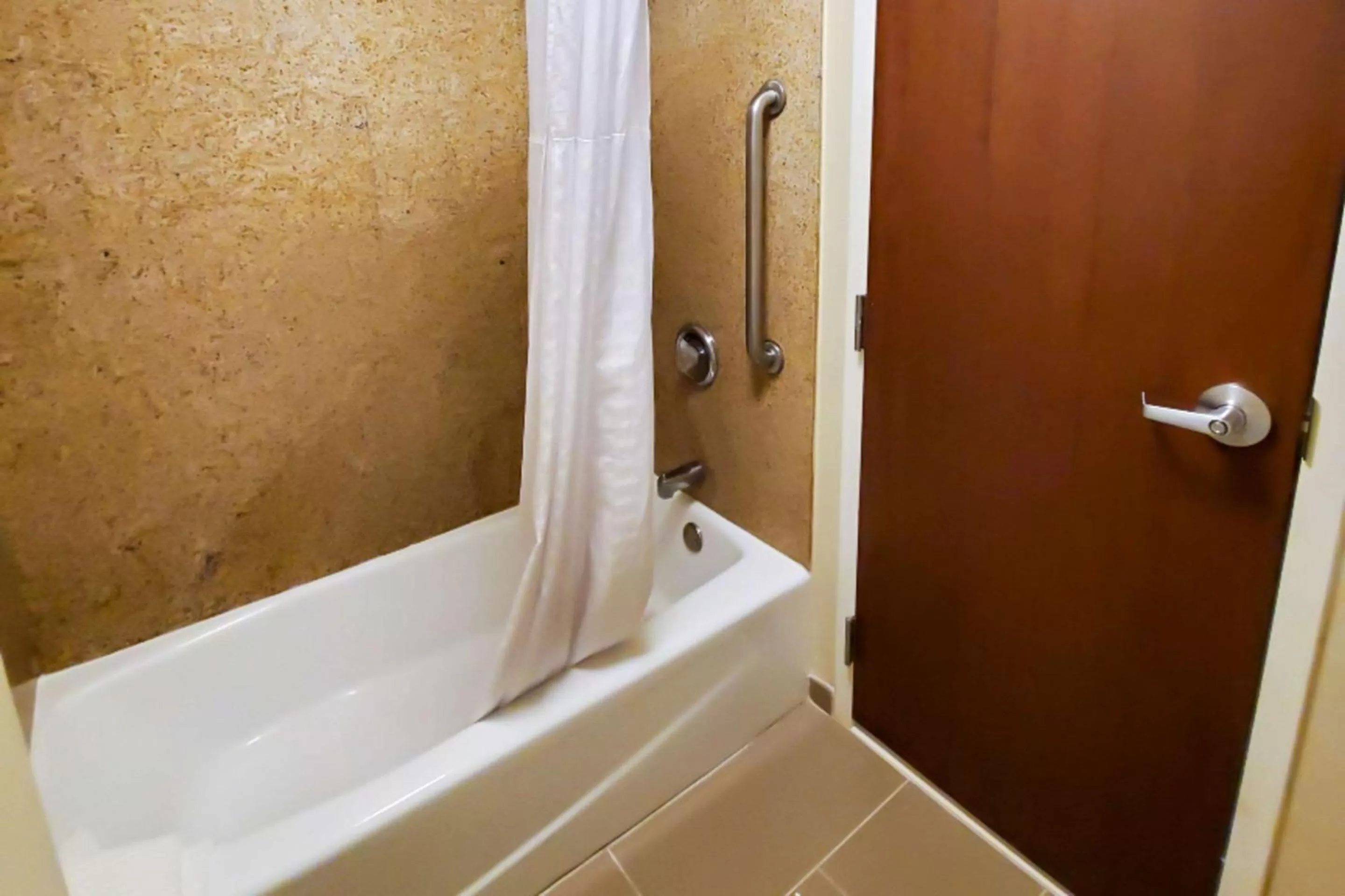 Bathroom in Comfort Inn Oxon Hill - National Harbor