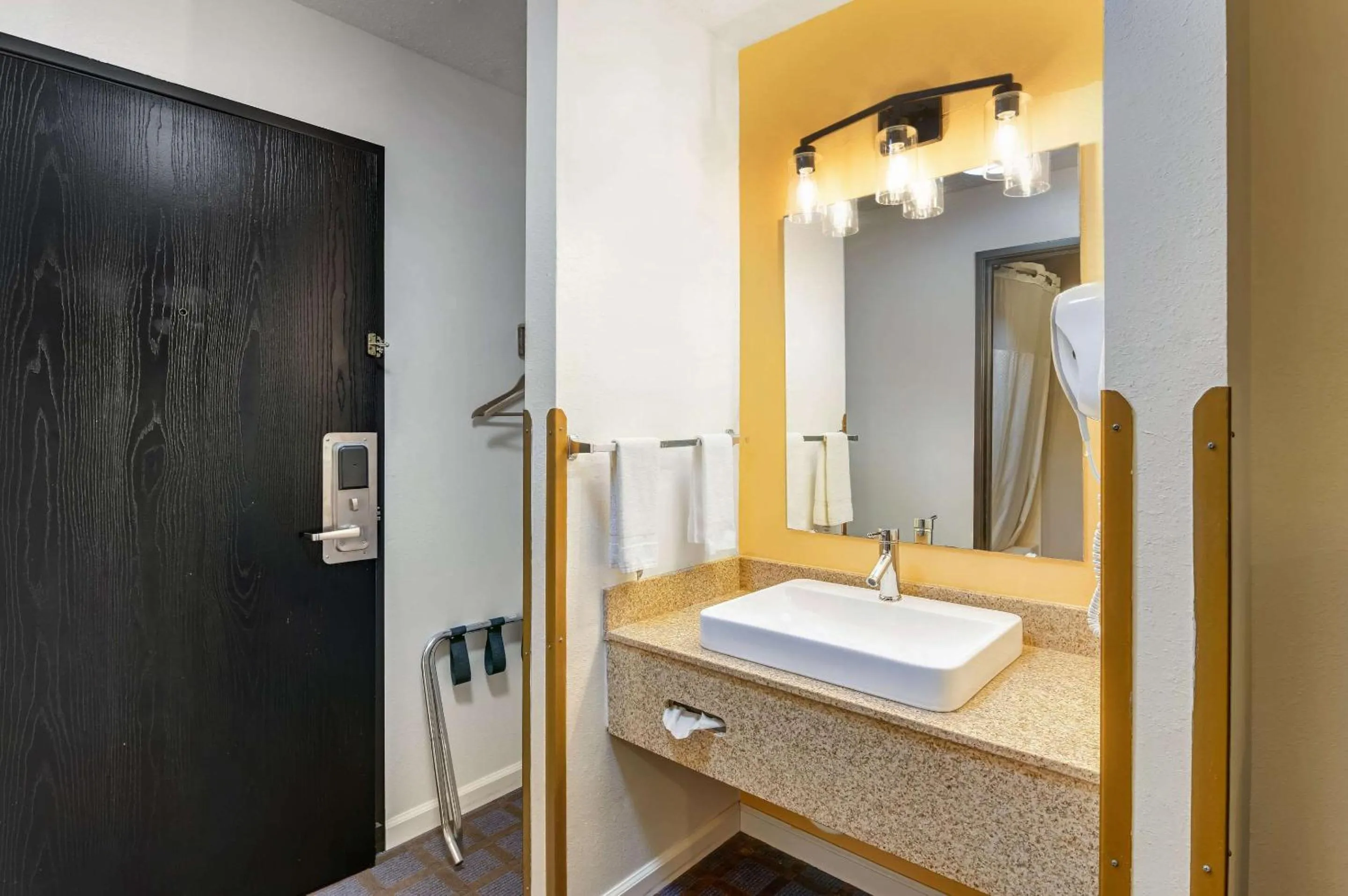 Bedroom in Rodeway Inn Red Oak