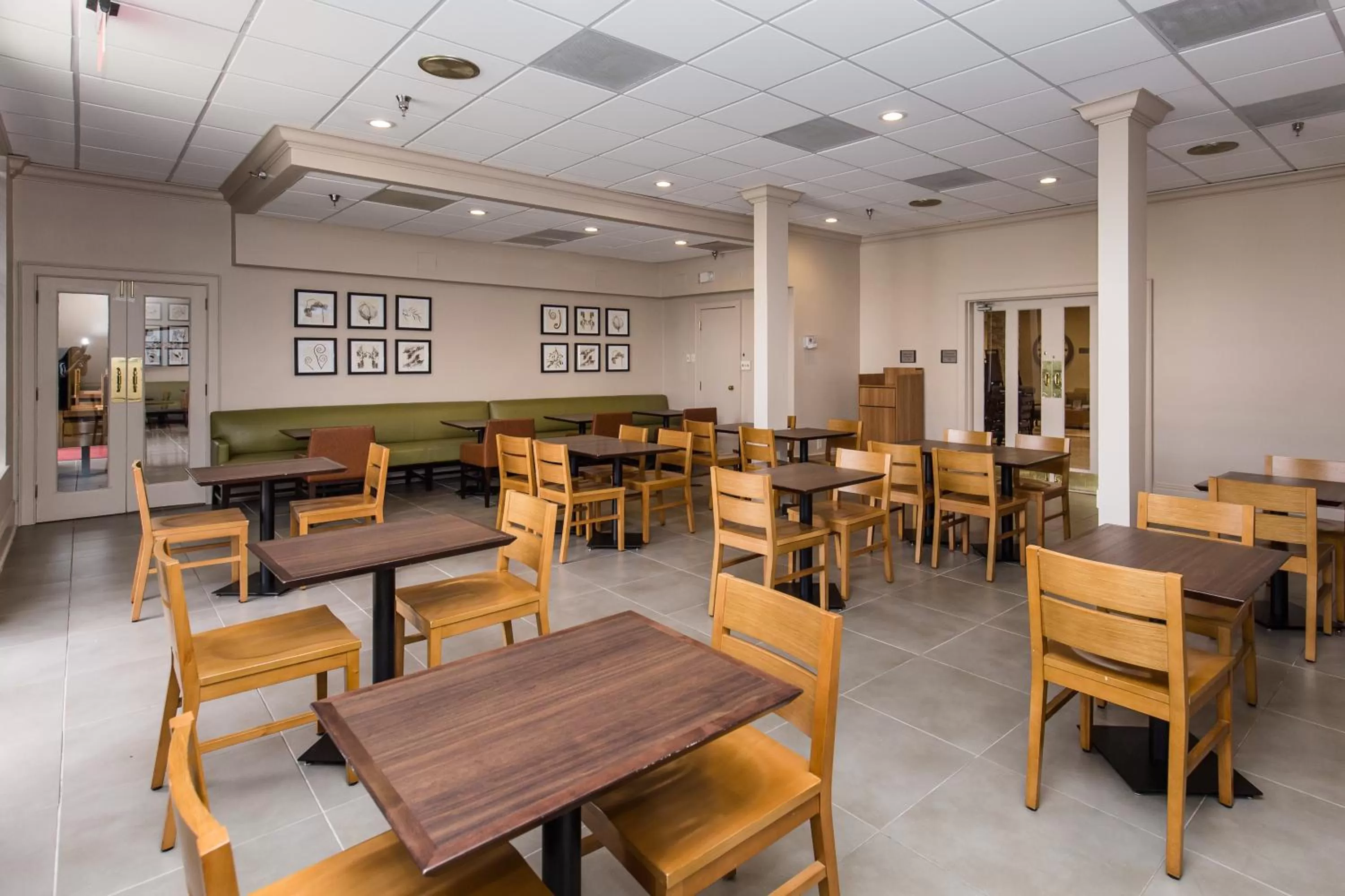 Restaurant/places to eat in Country Inn & Suites by Radisson, Metairie New Orleans , LA