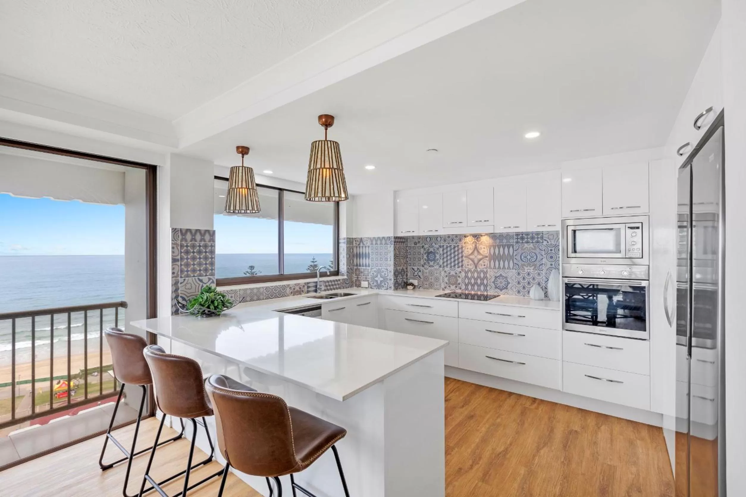 Kitchen or kitchenette in De Ville Apartments