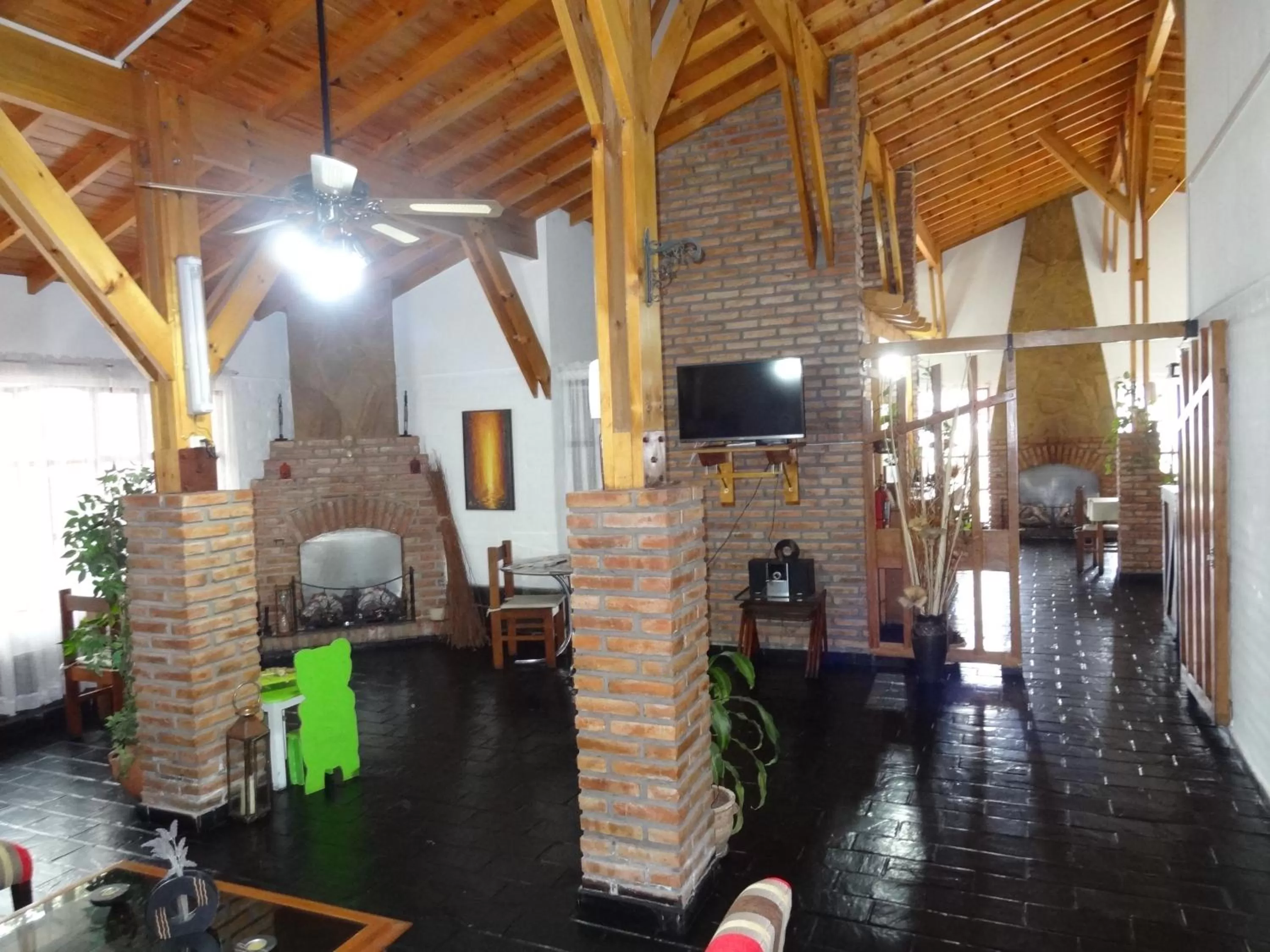 Communal lounge/ TV room in Hostería Lida