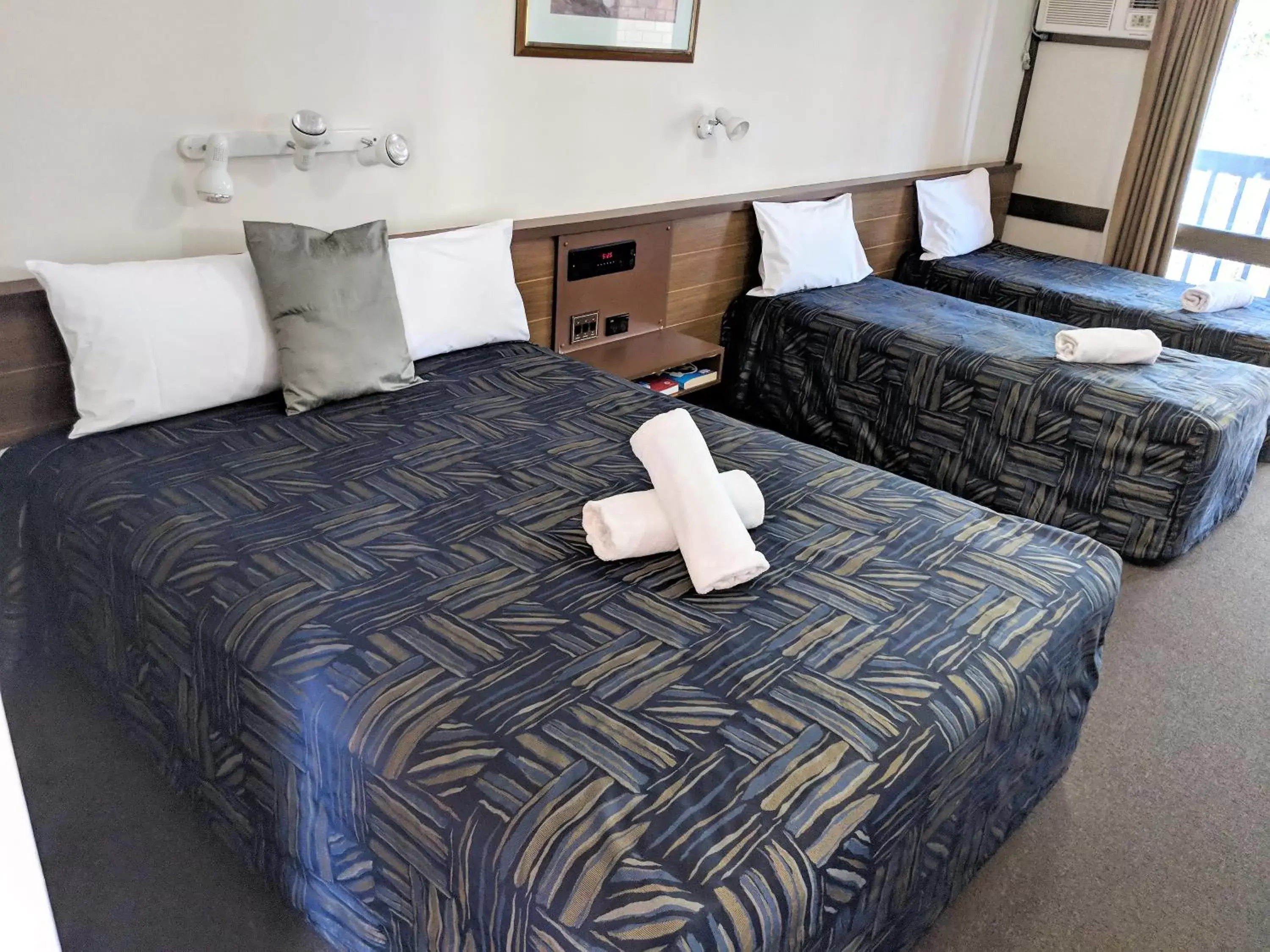 One-Bedroom Family Room in Miners Lodge Motor Inn One-Bedroom Family Room in Miners Lodge Motor Inn