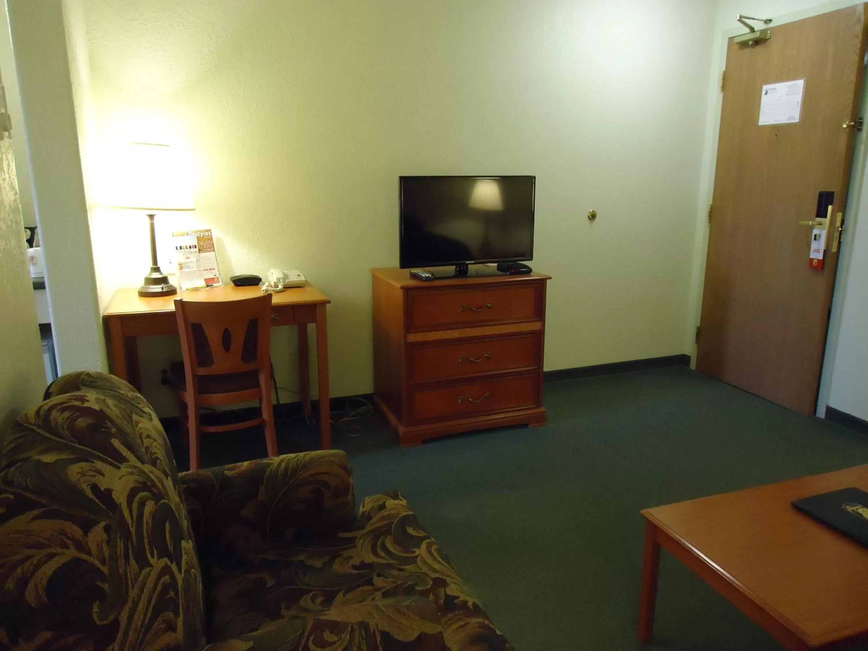 TV and multimedia in Super 8 by Wyndham Dauphin