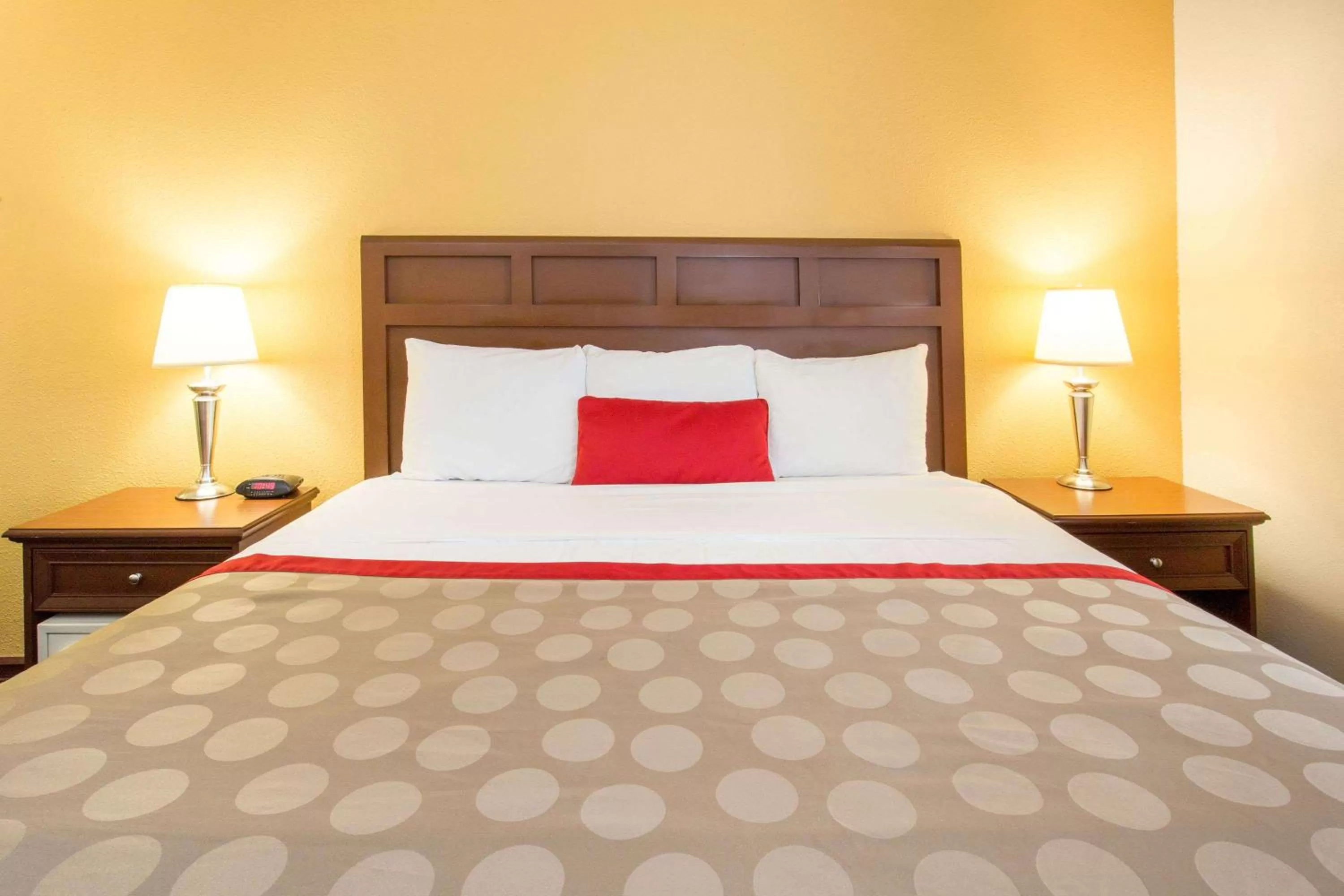 Photo of the whole room, Bed in Baymont by Wyndham Waukesha