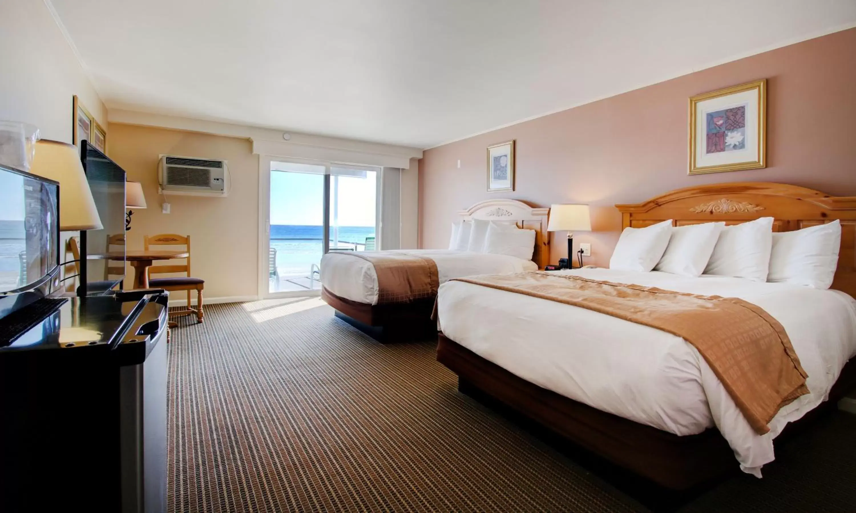 Sundowner Two Queens Room Ocean Front in Norseman Resort on the Beach Sundowner Two Queens Room Ocean Front in Norseman Resort on the Beach