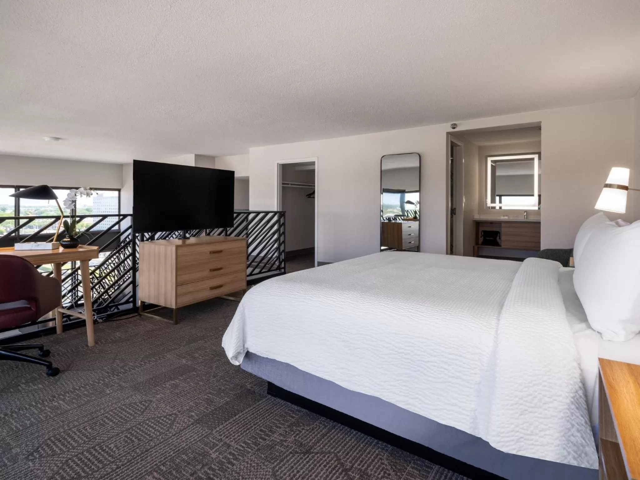 Photo of the whole room, Bed in Staybridge Suites Chicago O'Hare - Rosemont by IHG