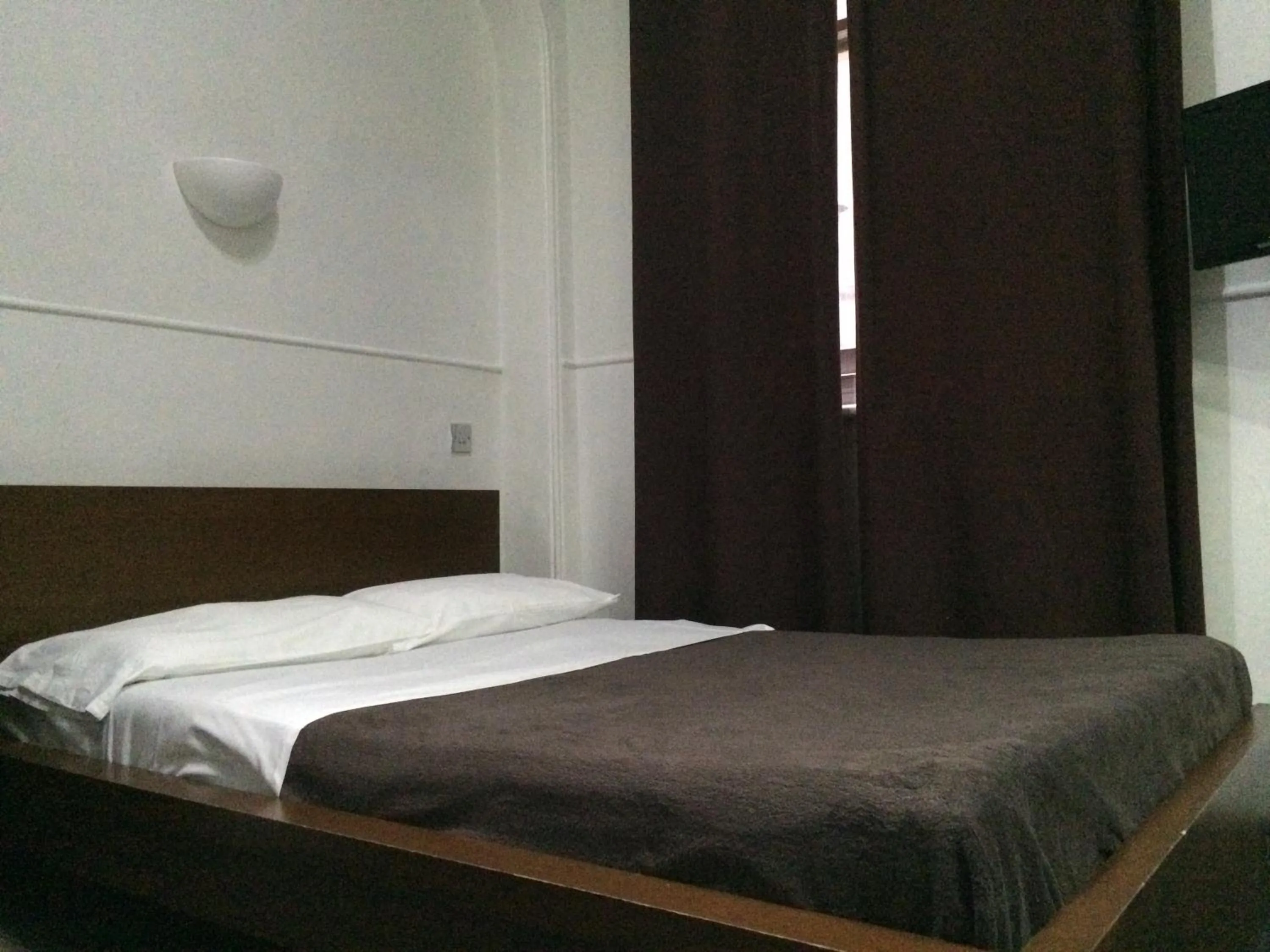 Photo of the whole room in London Continental Hotel