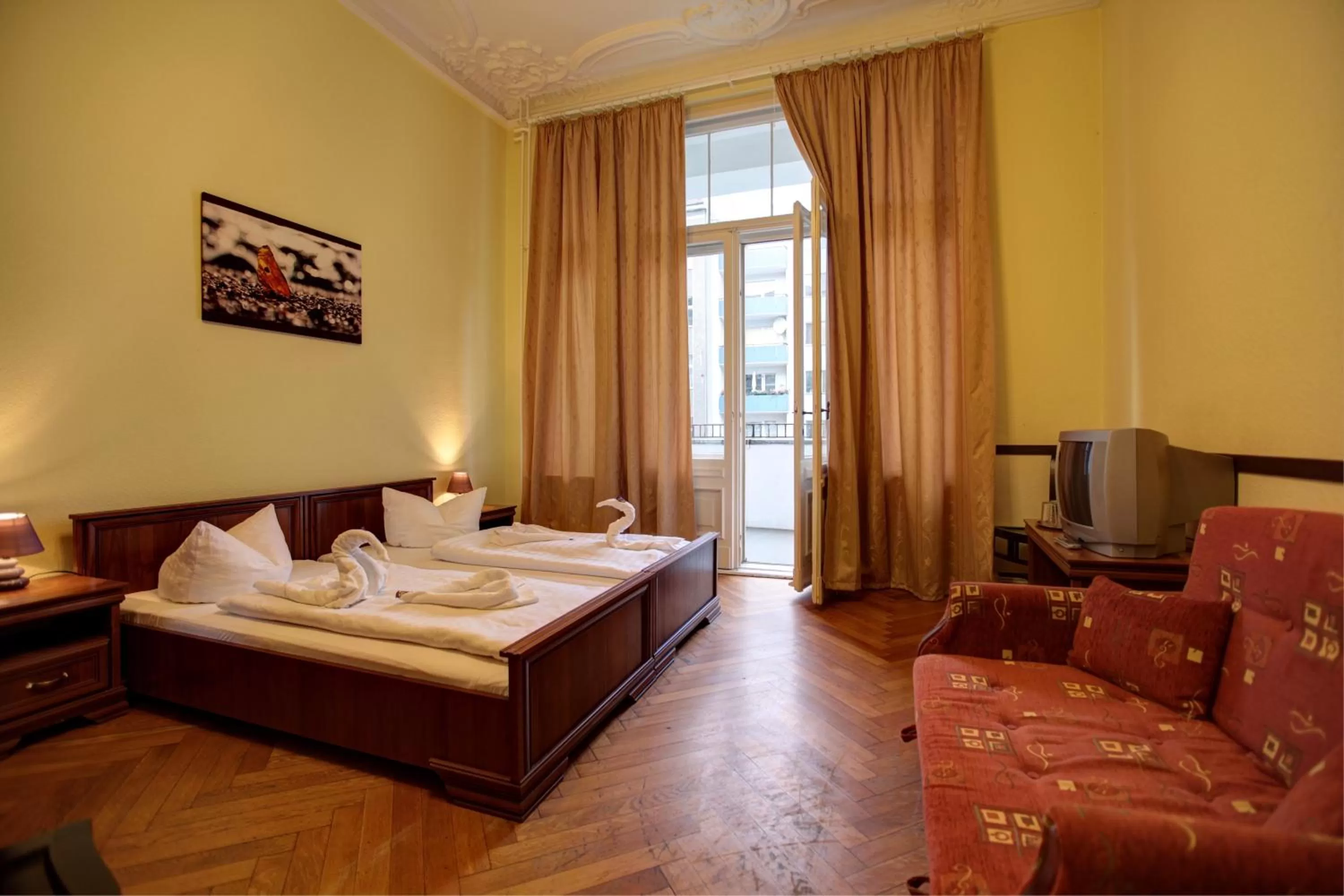 Photo of the whole room in Hotel Pension Bernstein am Kurfürstendamm