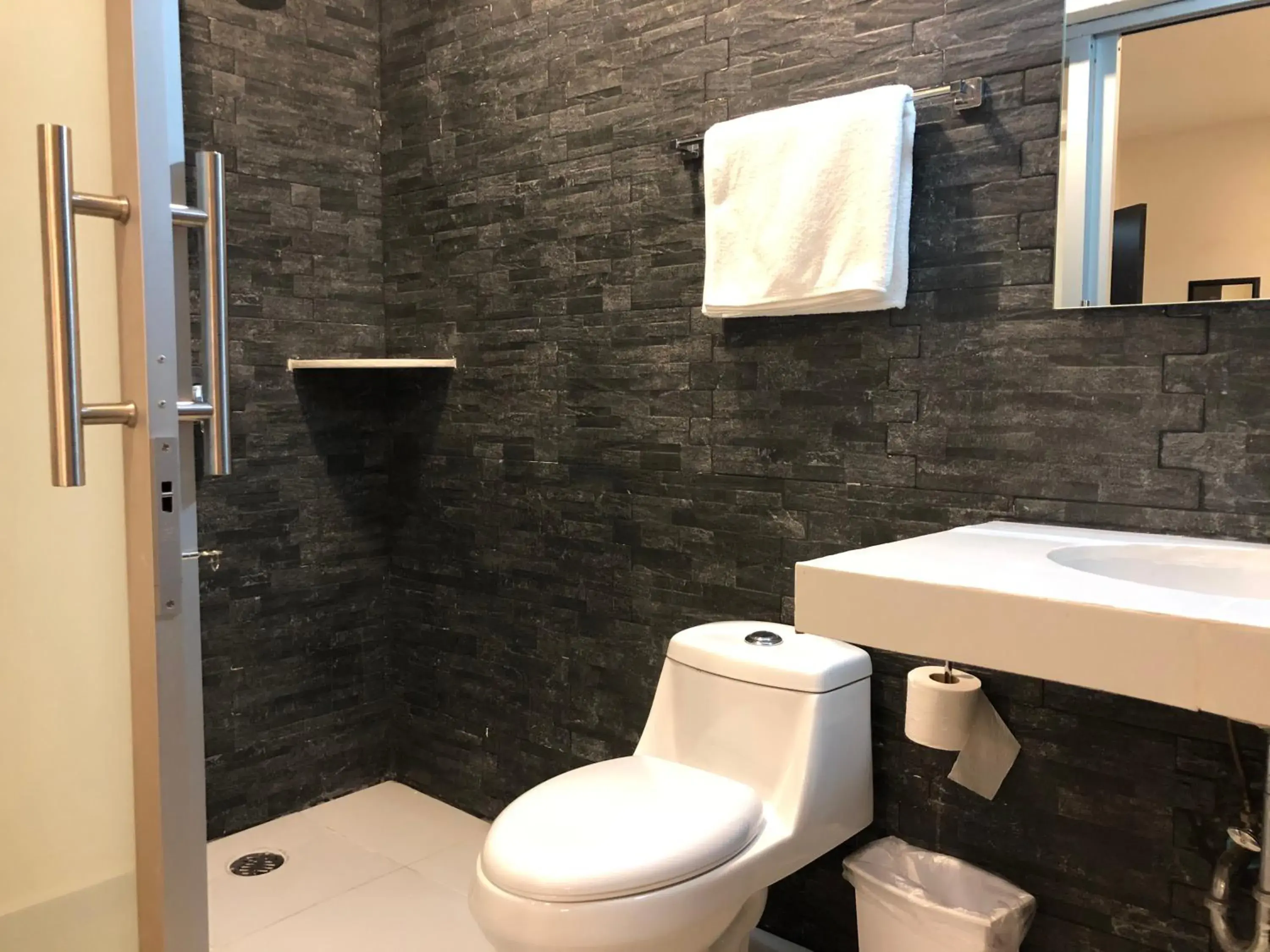 Double Room in 15 AVENIDA Double Room in 15 AVENIDA