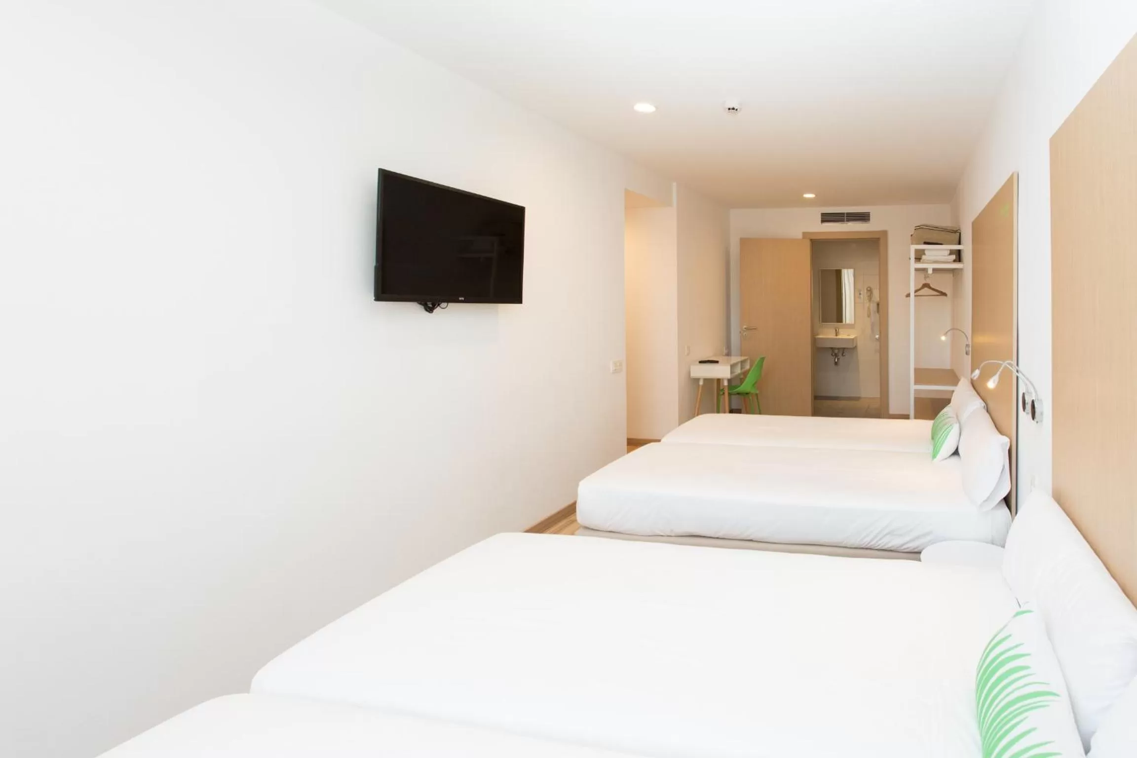 Photo of the whole room, Bed in SmartRoom Barcelona