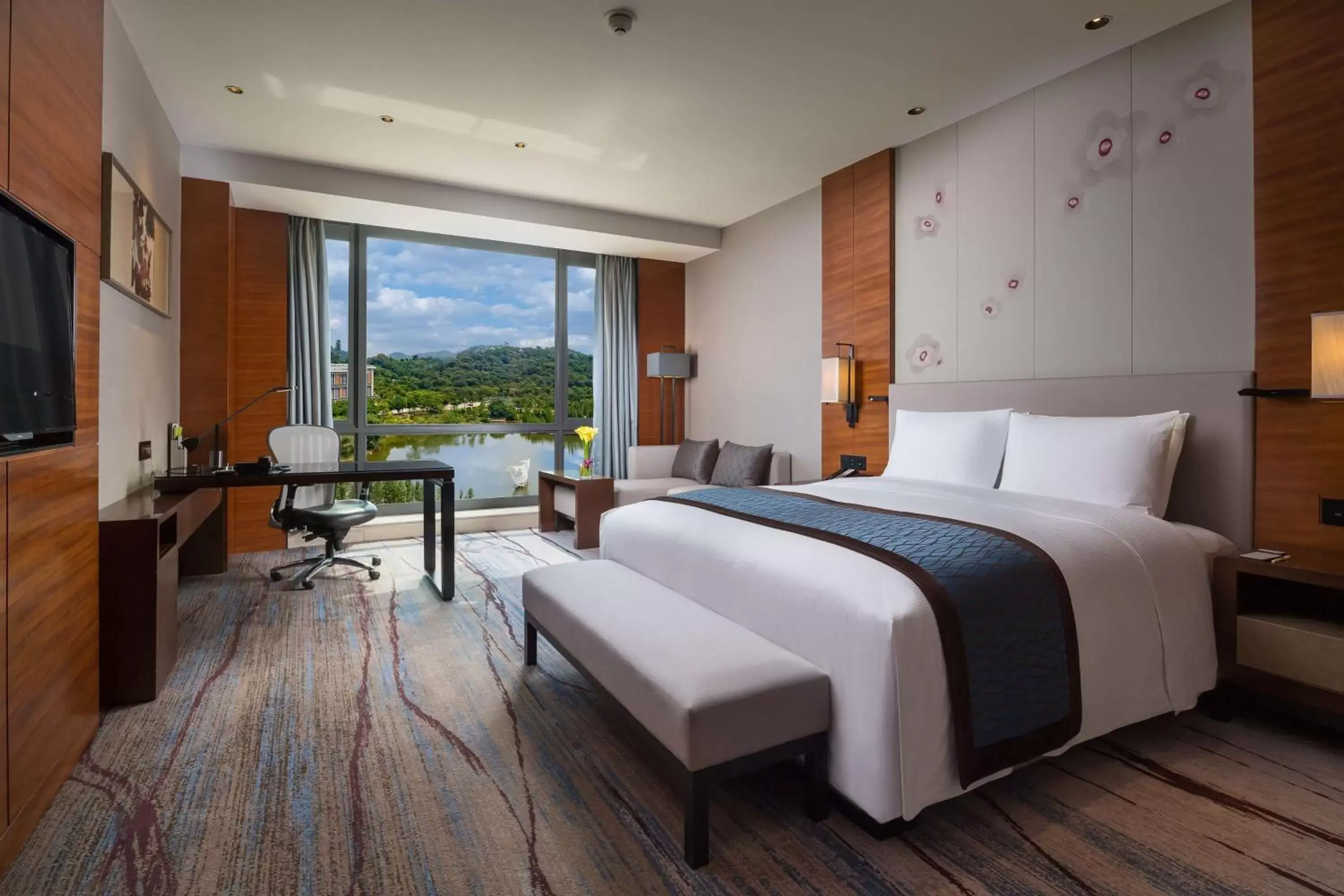 King Room - Mobility Accessible in DoubleTree by Hilton Guangzhou Science City-Free Shuttle Bus Service During Canton Fair Period King Room - Mobility Accessible in DoubleTree by Hilton Guangzhou Science City-Free Shuttle Bus Service During Canton Fair Period