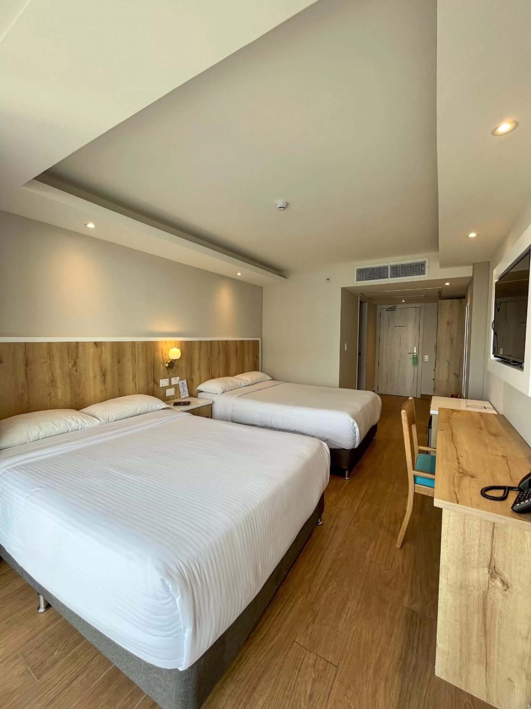 Bedroom, Bed in Wyndham Garden Cartagena