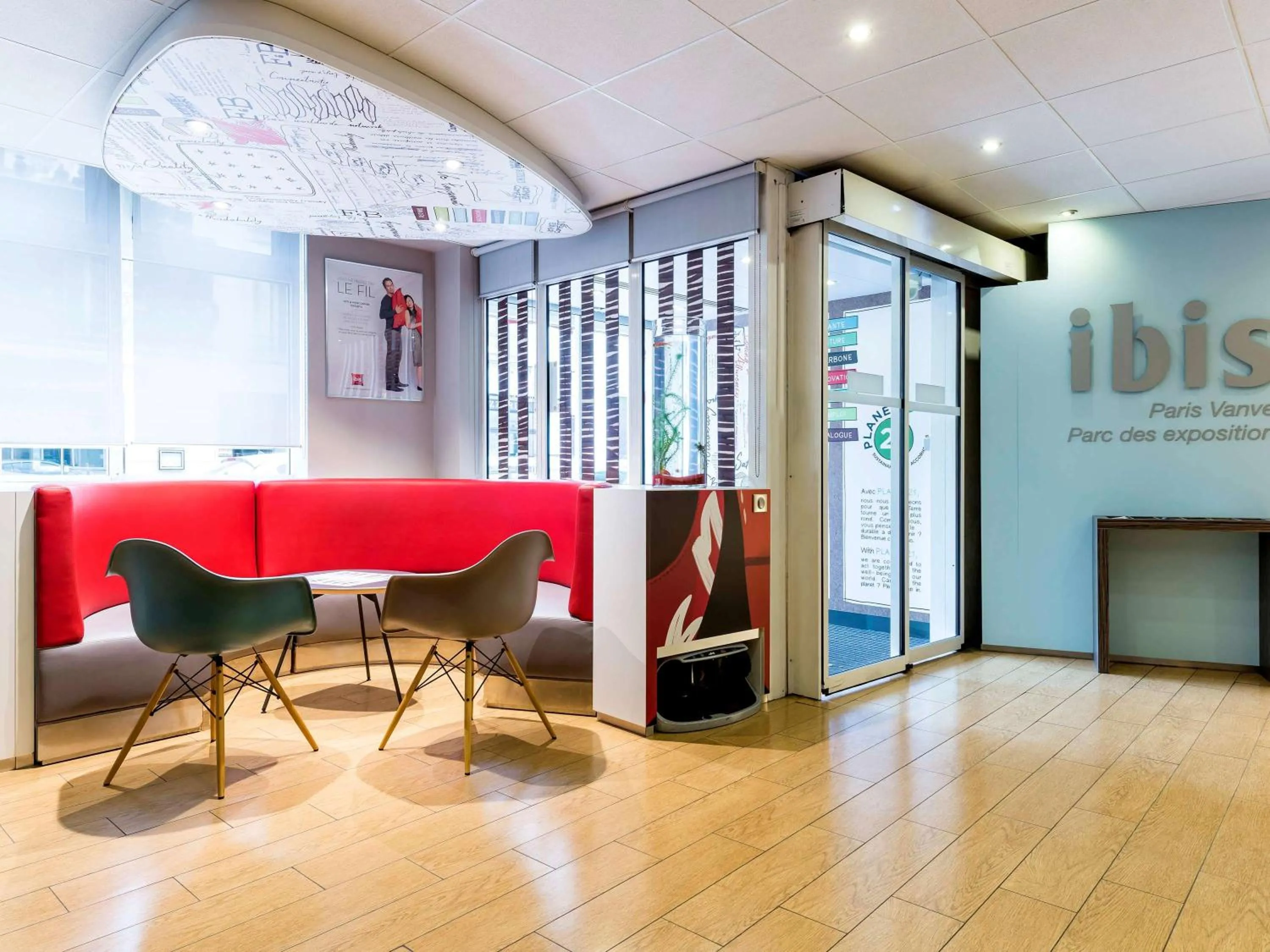 Lounge or bar in ibis Paris Vanves Parc des Expositions