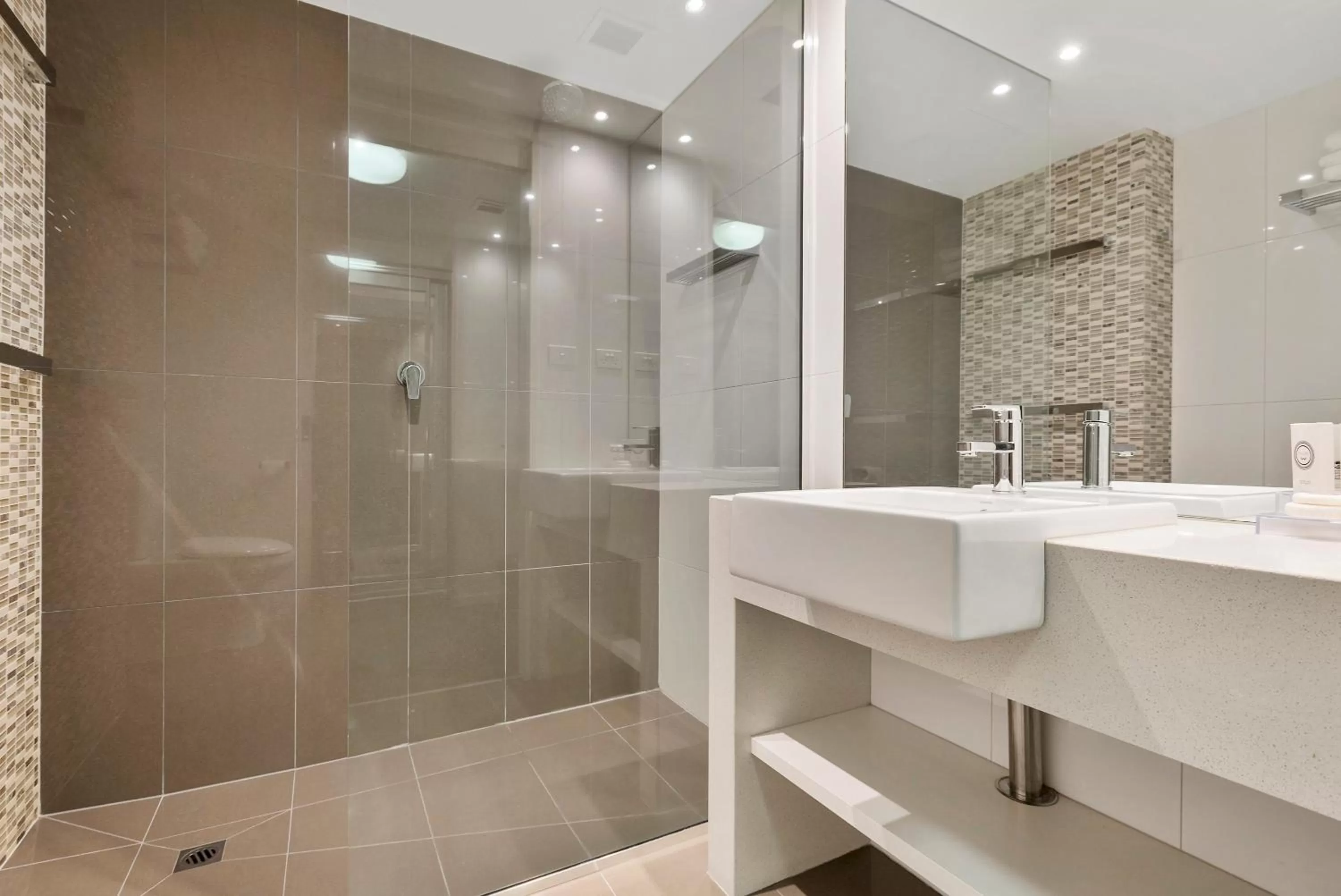 Shower in Quality Hotel Wangaratta Gateway