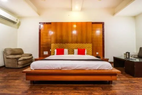 Bed in Hotel Mandakini Plaza