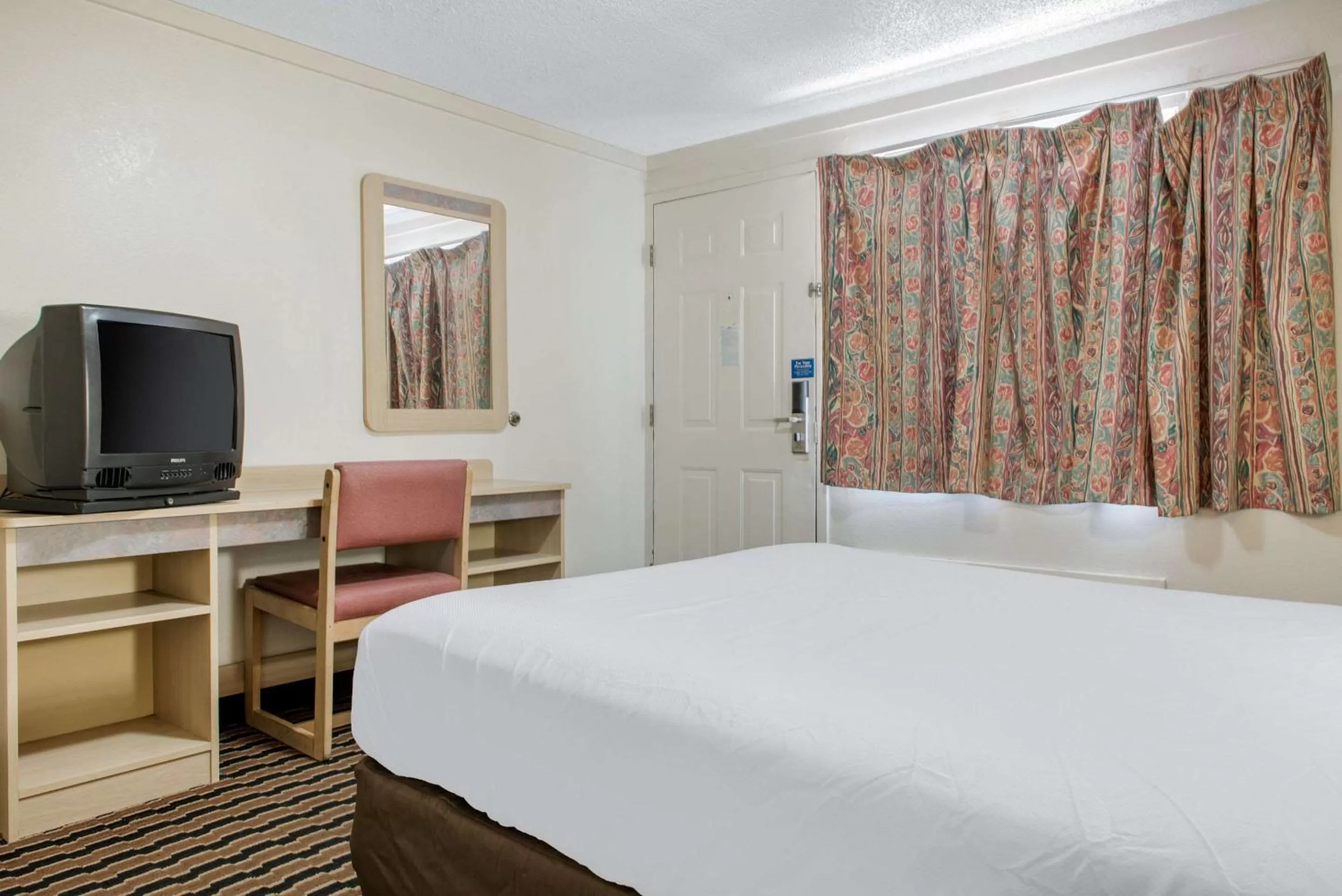 Photo of the whole room, Bed in Rodeway Inn Sharonville - Cincinnati North