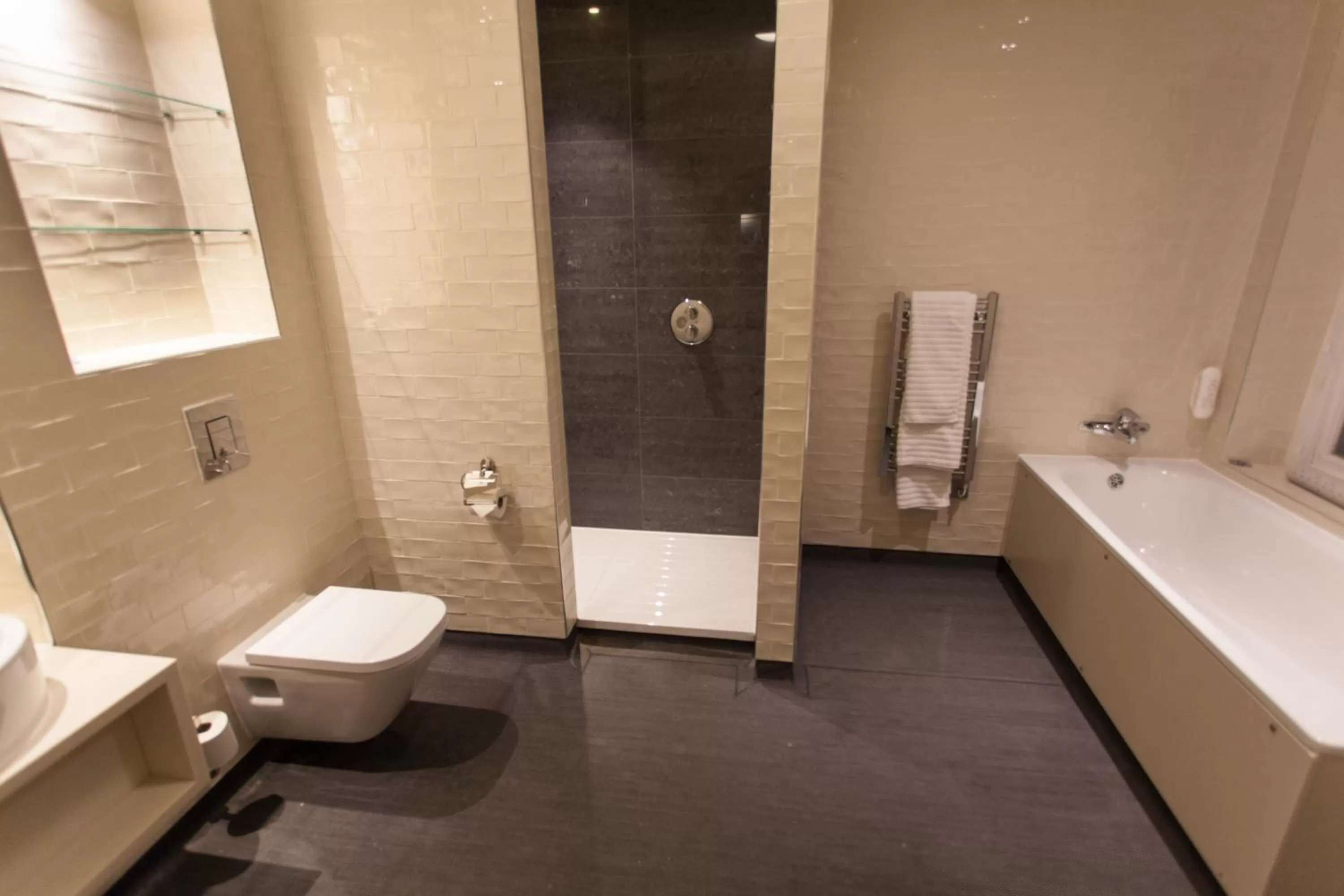 Bathroom in The King's Head Hotel Wetherspoon