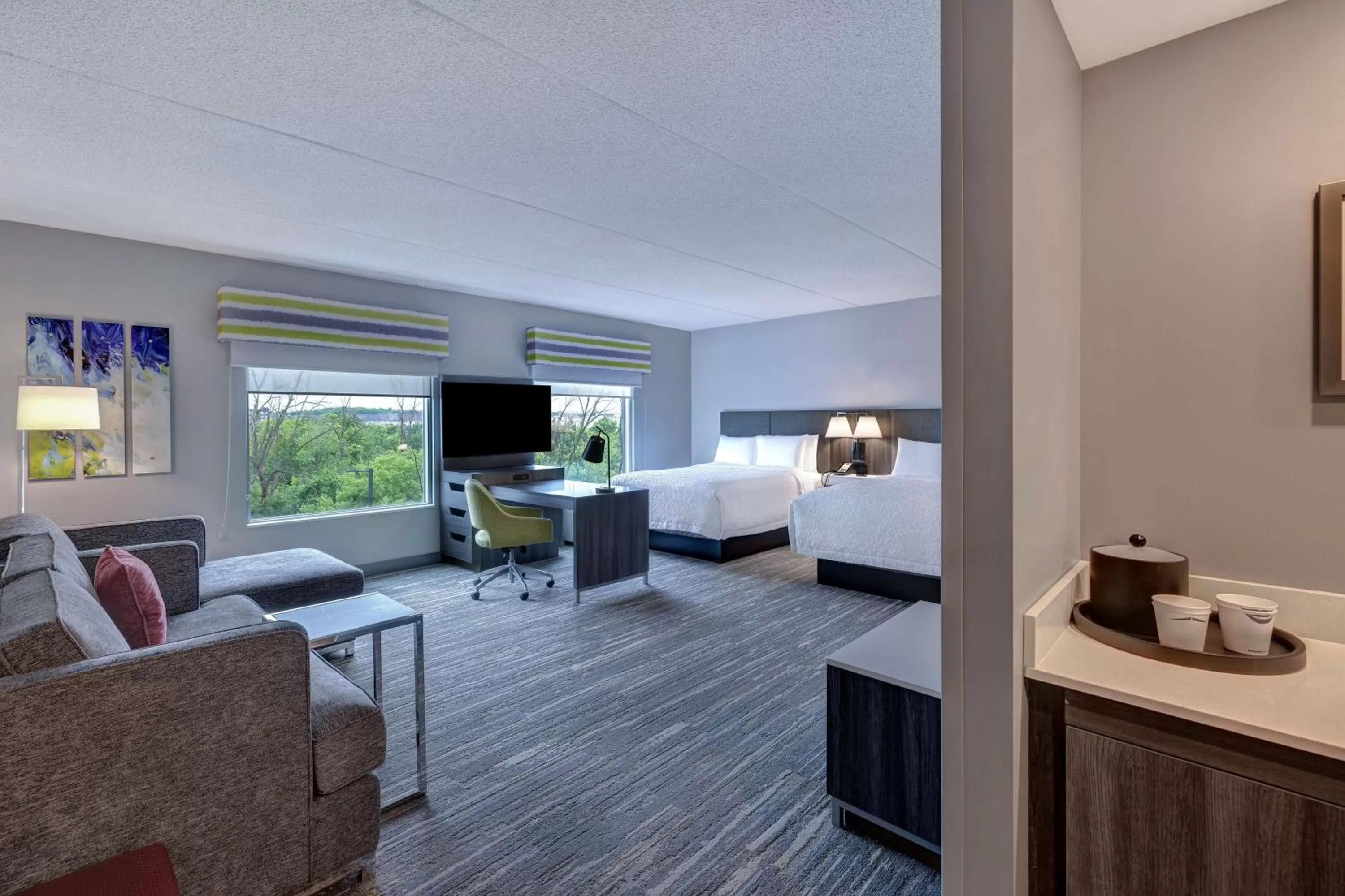Seating area, Bed in Hampton Inn & Suites Burlington, Ontario, Canada