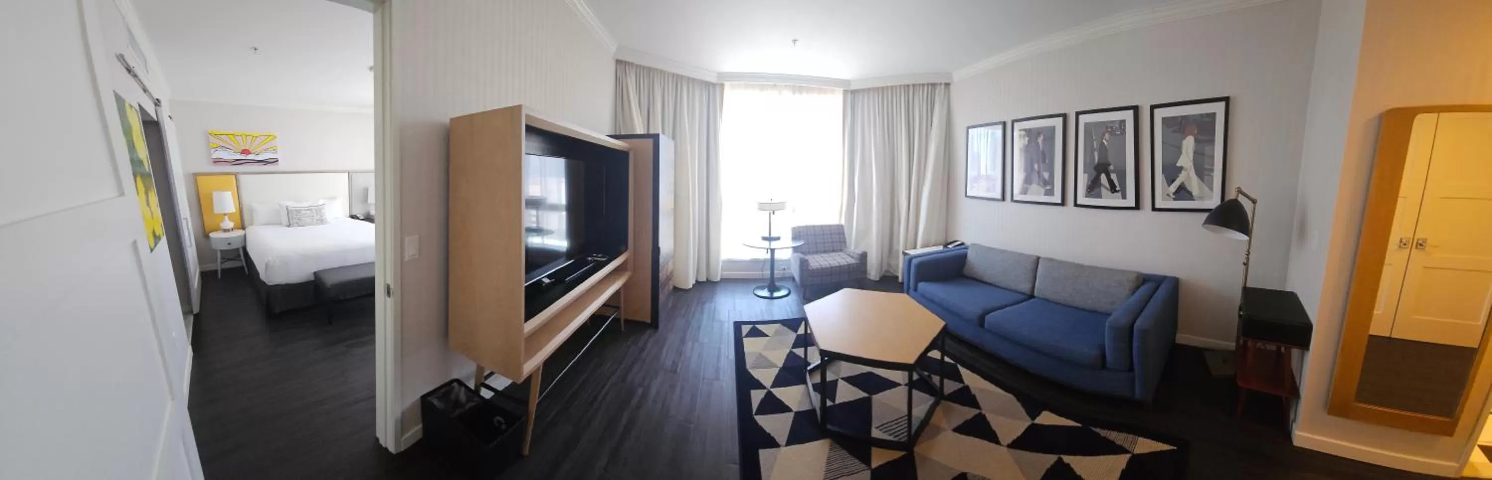 Living room, Bed in The Bristol Hotel San Diego