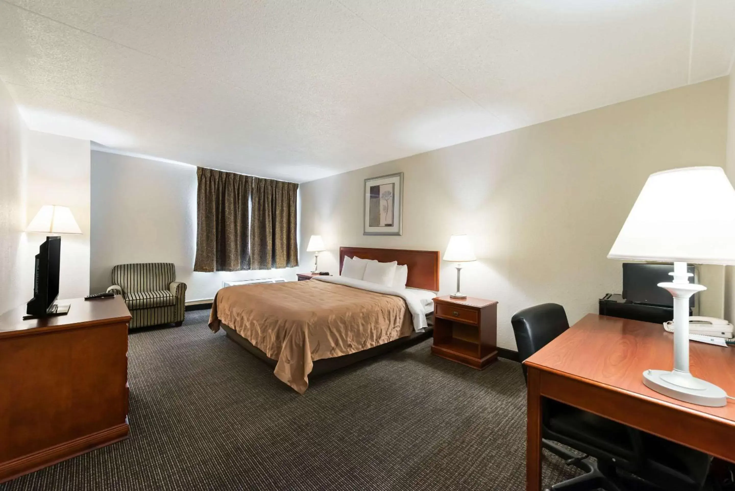 Business King Room - Non-Smoking in Quality Inn Bradley- Bourbonnais Business King Room - Non-Smoking in Quality Inn Bradley- Bourbonnais