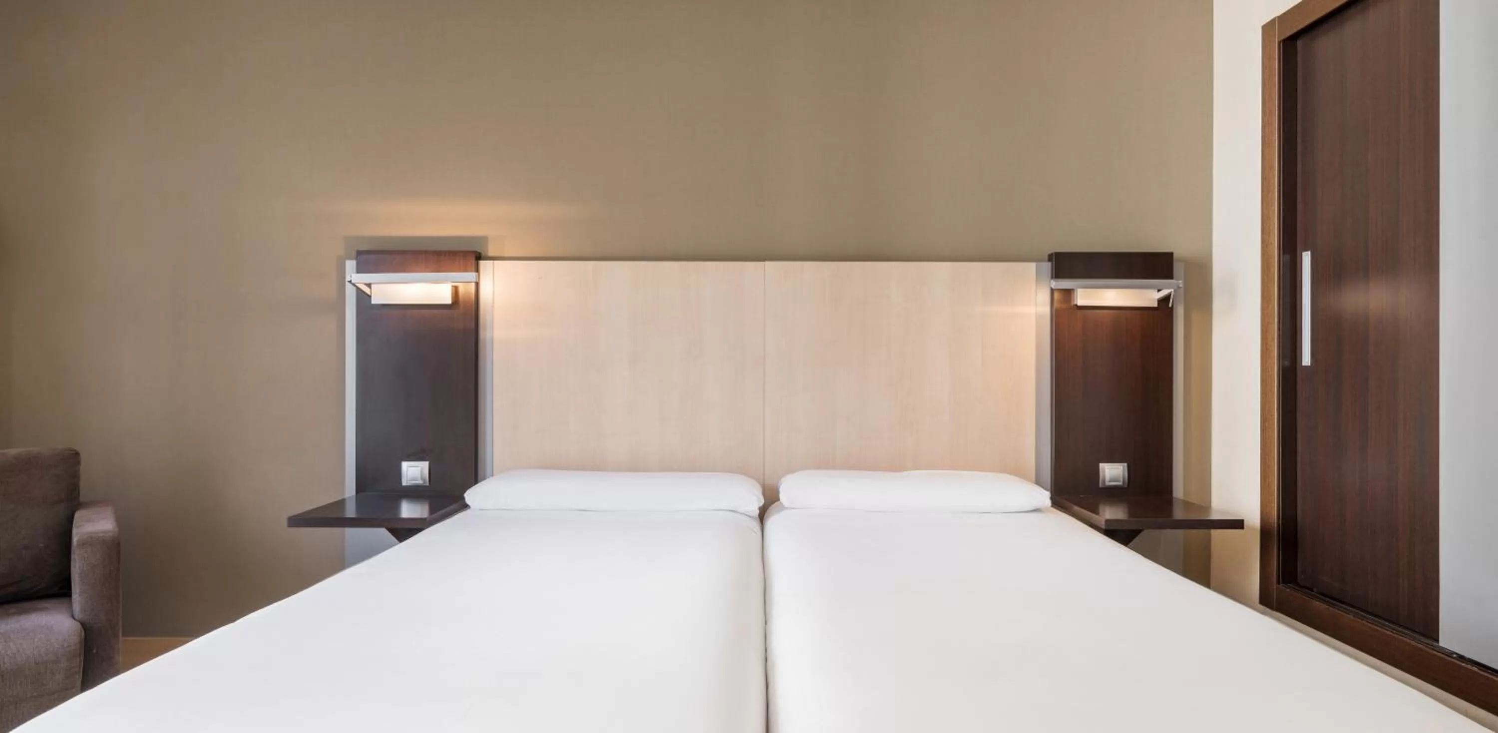 Decorative detail, Bed in Ilunion Auditori