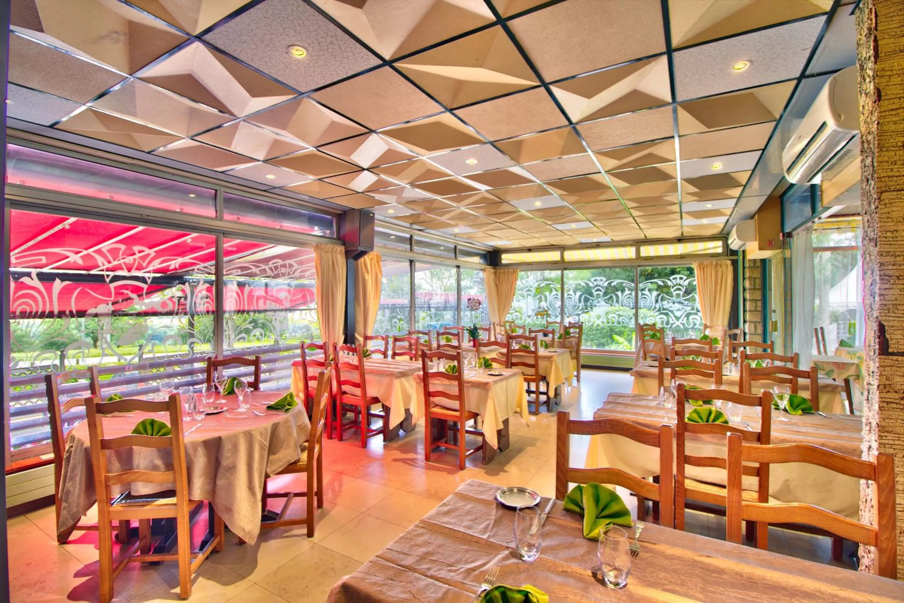 Restaurant/places to eat in Logis Hôtel Restaurant Le Chalet du Mont Roland